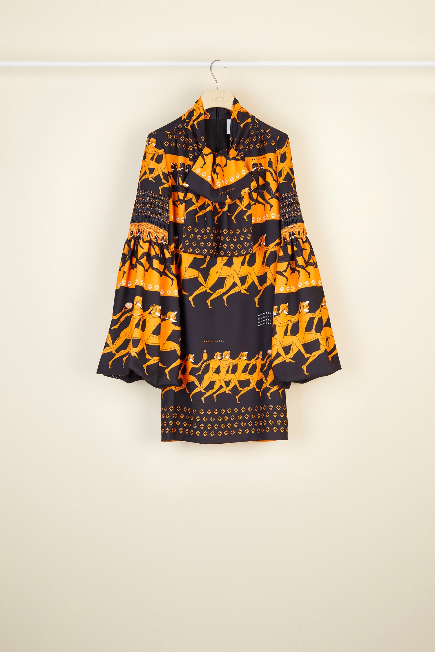 Patou - Vestito corto stampato con collo lavallière - Sport Education Print - Pagoda e lavallière: il fascino dei dettagli couture.Vestito corto in poliestere con collo lavallière. Disegni ispirati alla Grecia antica sul tema dell'educazione sportiva con riferimenti agli elementi iconici della storia Patou. Maniche a pagoda. Dettagli nido d'ape su spalle, maniche e collo. Tasche laterali nascoste. Chiusura con cerniera. Interamente foderato.