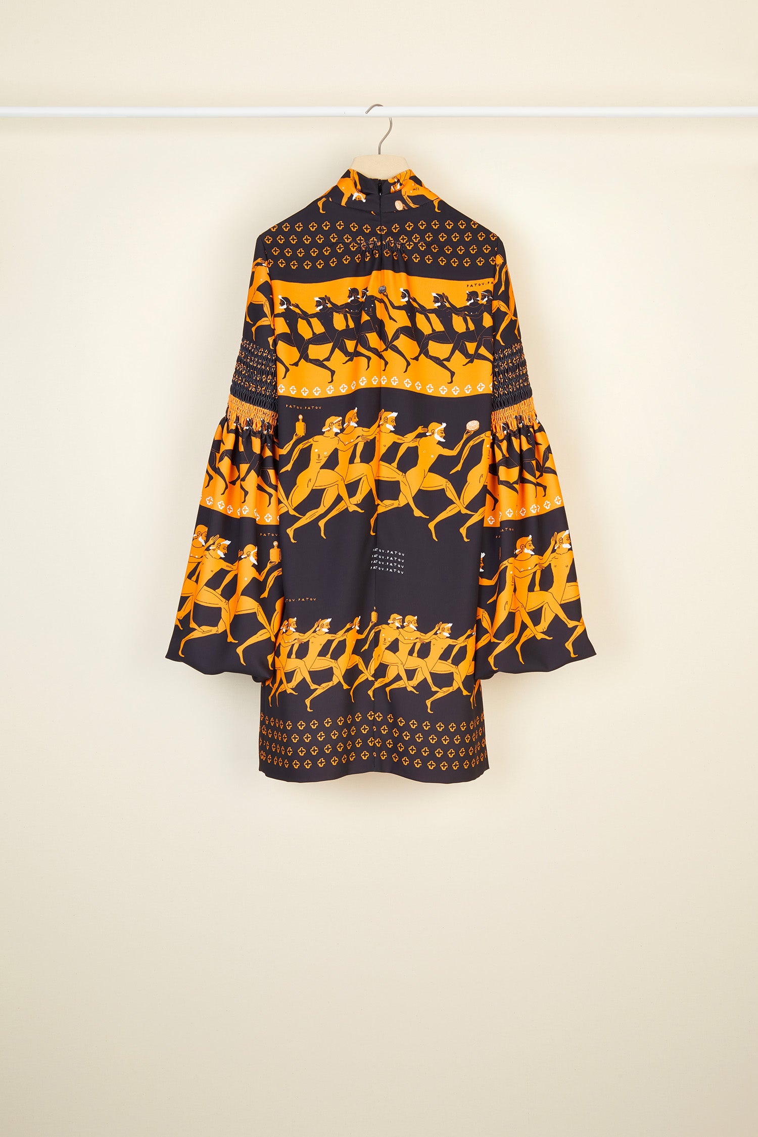 Patou - Vestito corto stampato con collo lavallière - Sport Education Print - Pagoda e lavallière: il fascino dei dettagli couture.Vestito corto in poliestere con collo lavallière. Disegni ispirati alla Grecia antica sul tema dell'educazione sportiva con riferimenti agli elementi iconici della storia Patou. Maniche a pagoda. Dettagli nido d'ape su spalle, maniche e collo. Tasche laterali nascoste. Chiusura con cerniera. Interamente foderato.