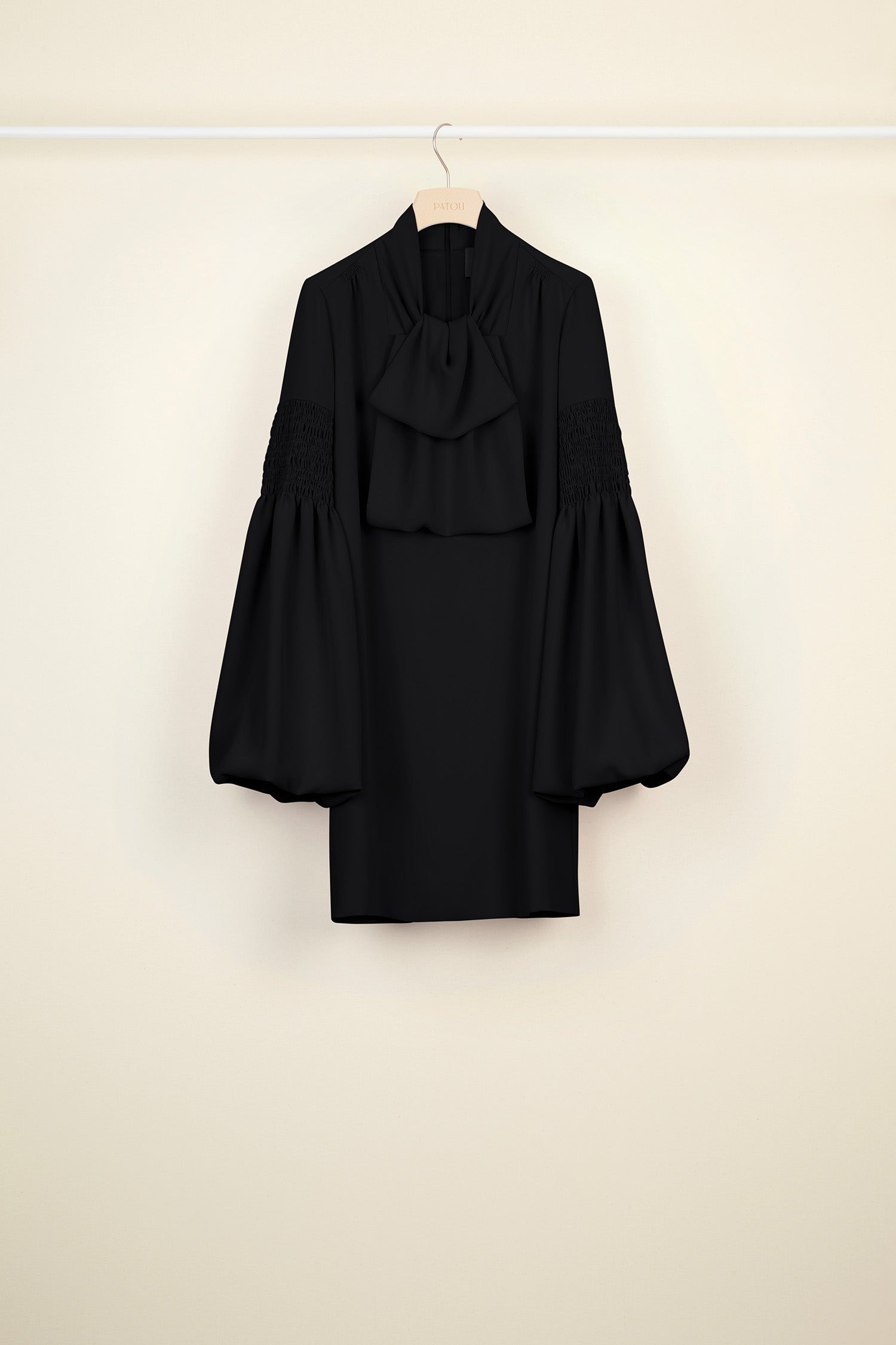 Patou - Robe courte à col lavallière - Black - Manches pagode et col lavalière signent la robe.Robe courte en polyester lilas à col lavallière. Manches style pagode. Détails smockés sur les épaules, sur les manches et au dos. Poches latérales cachées. Fermeture par glissière. Entièrement doublée.