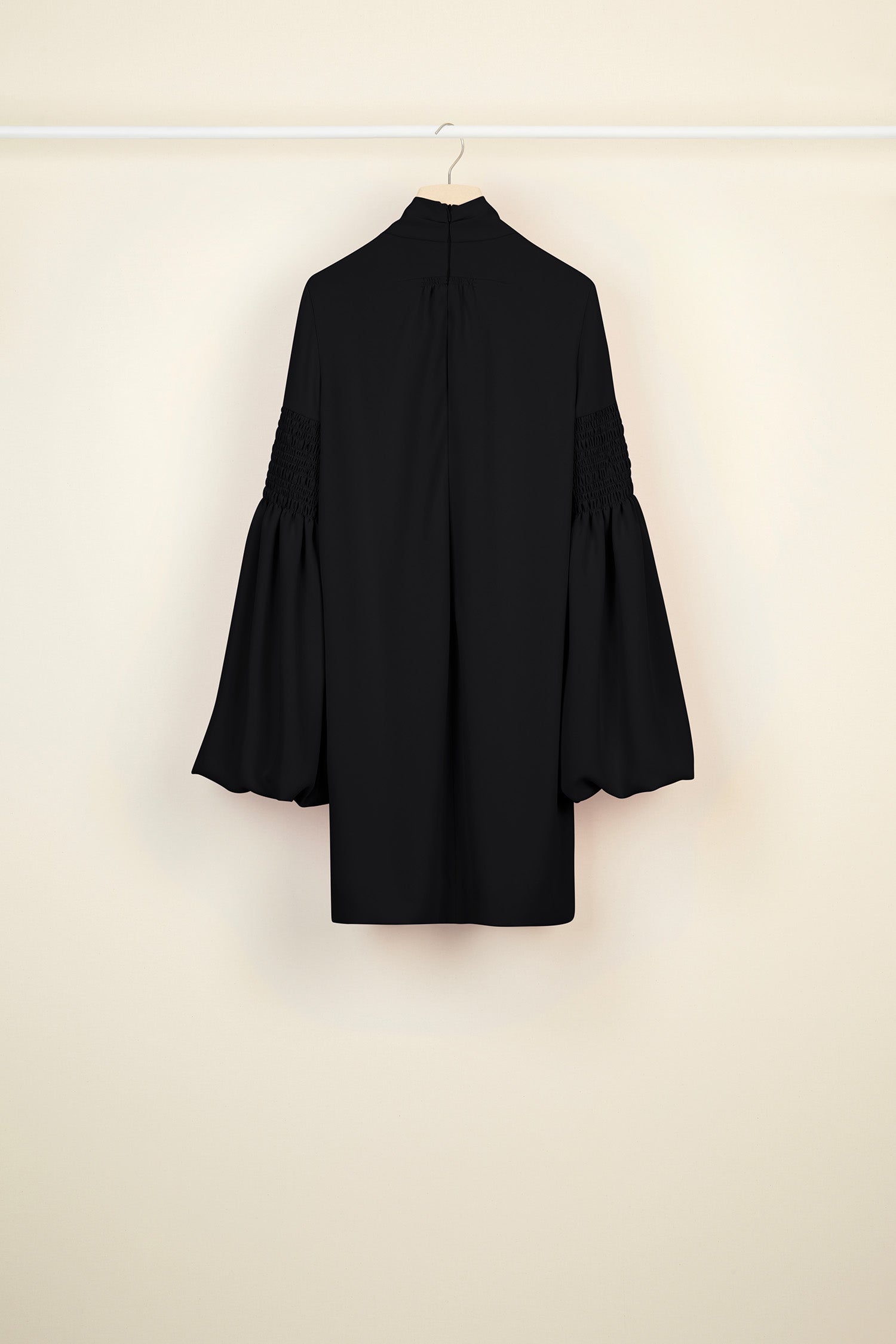 Patou - Robe courte à col lavallière - Black - Manches pagode et col lavalière signent la robe.Robe courte en polyester lilas à col lavallière. Manches style pagode. Détails smockés sur les épaules, sur les manches et au dos. Poches latérales cachées. Fermeture par glissière. Entièrement doublée.