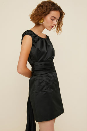 Vestito drappeggiato con spalle scoperte