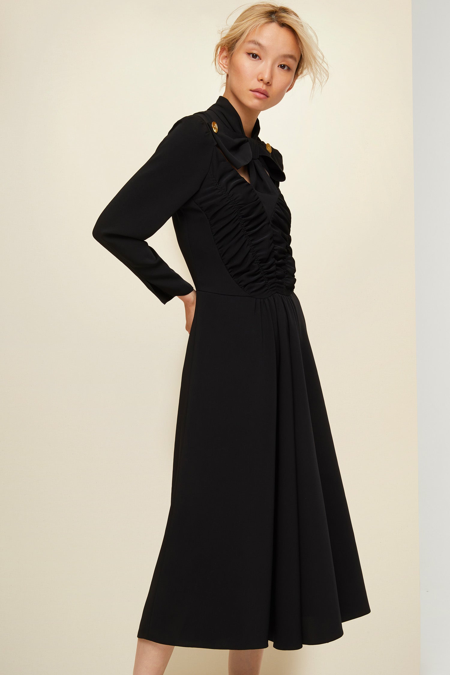 Patou - Vestito midi con collo a fiocco - Black - Fiocco, ruche e tagli: le firme dello stile Patou. Vestito midi in cady di poliestere nero. Collo alto con fiocco e cut-outs. Pannelli con ruche sul fronte. Chiusura con cerniera sul retro. Interamente foderato.