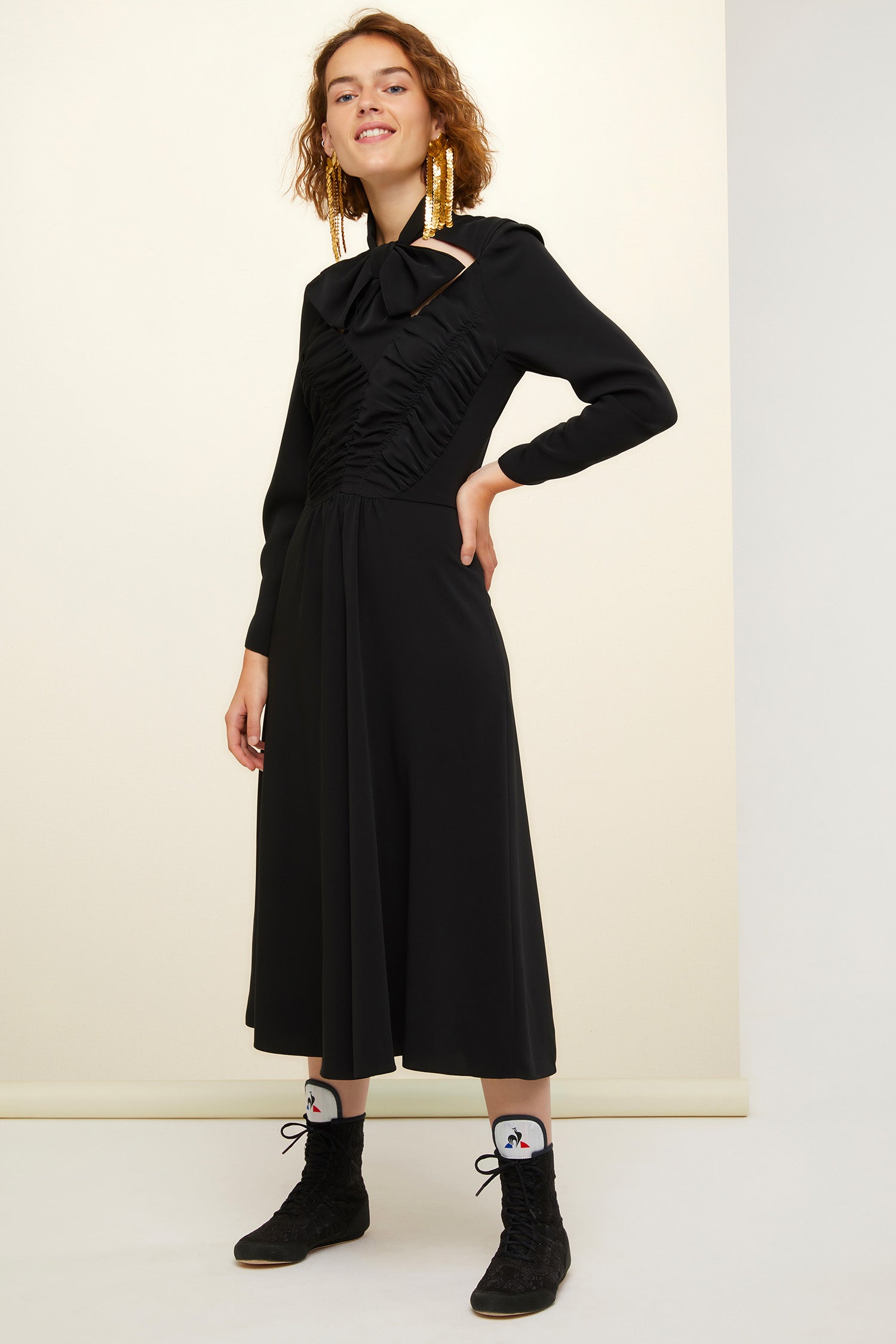 Patou - Vestito midi con collo a fiocco - Black - Fiocco, ruche e tagli: le firme dello stile Patou. Vestito midi in cady di poliestere nero. Collo alto con fiocco e cut-outs. Pannelli con ruche sul fronte. Chiusura con cerniera sul retro. Interamente foderato.