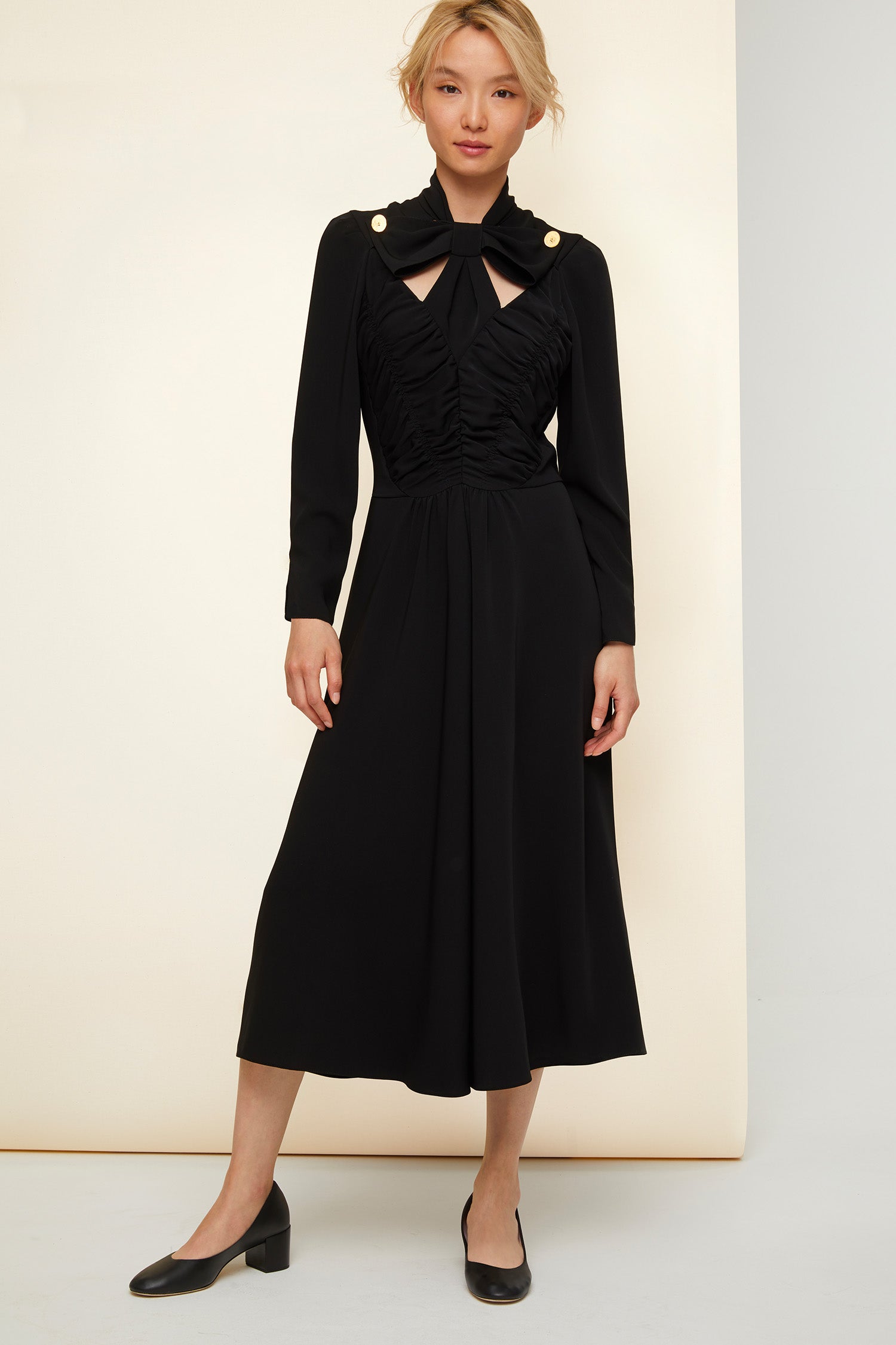 Patou - Vestito midi con collo a fiocco - Black - Fiocco, ruche e tagli: le firme dello stile Patou. Vestito midi in cady di poliestere nero. Collo alto con fiocco e cut-outs. Pannelli con ruche sul fronte. Chiusura con cerniera sul retro. Interamente foderato.