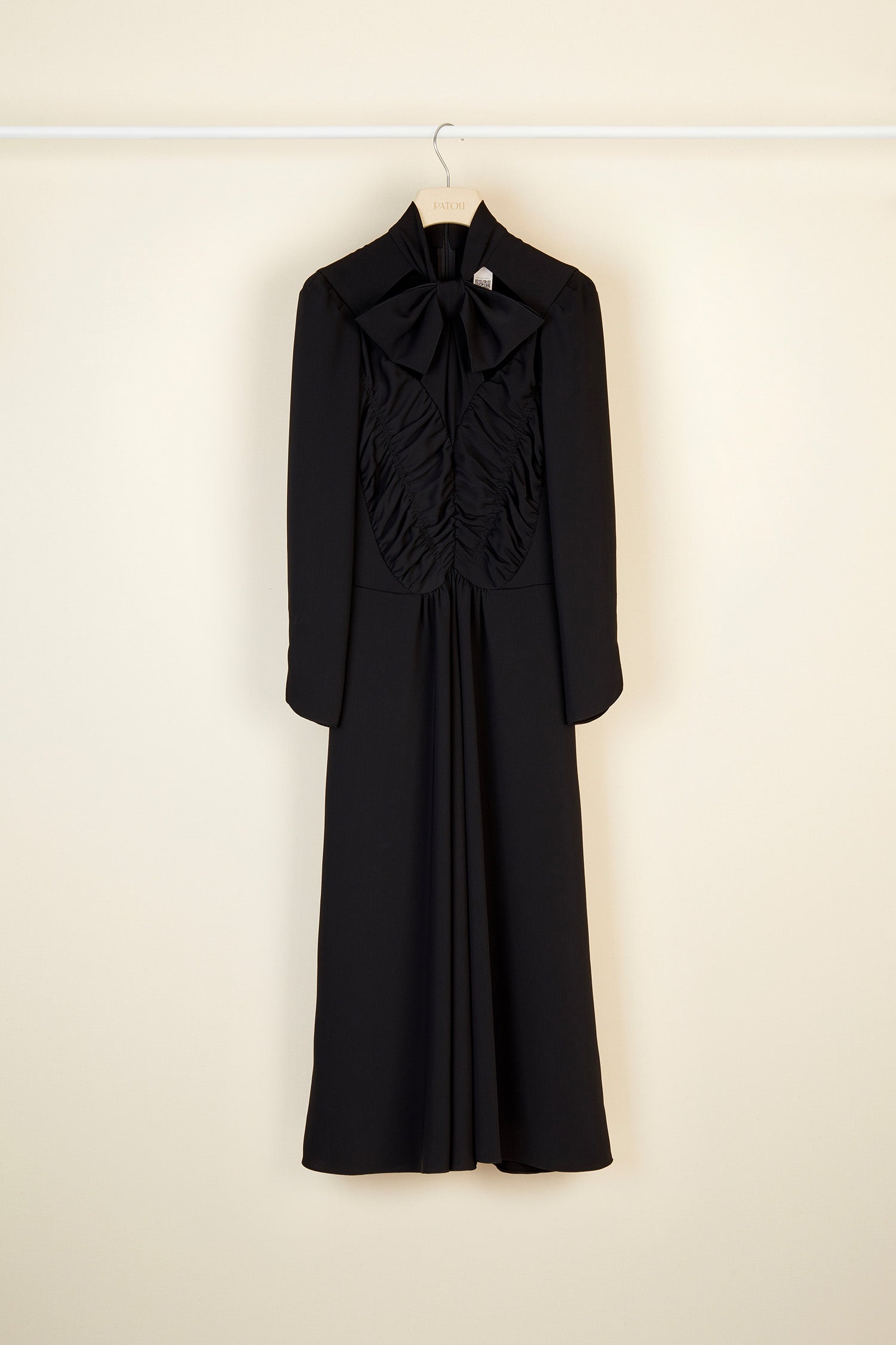 Patou - Vestito midi con collo a fiocco - Black - Fiocco, ruche e tagli: le firme dello stile Patou. Vestito midi in cady di poliestere nero. Collo alto con fiocco e cut-outs. Pannelli con ruche sul fronte. Chiusura con cerniera sul retro. Interamente foderato.