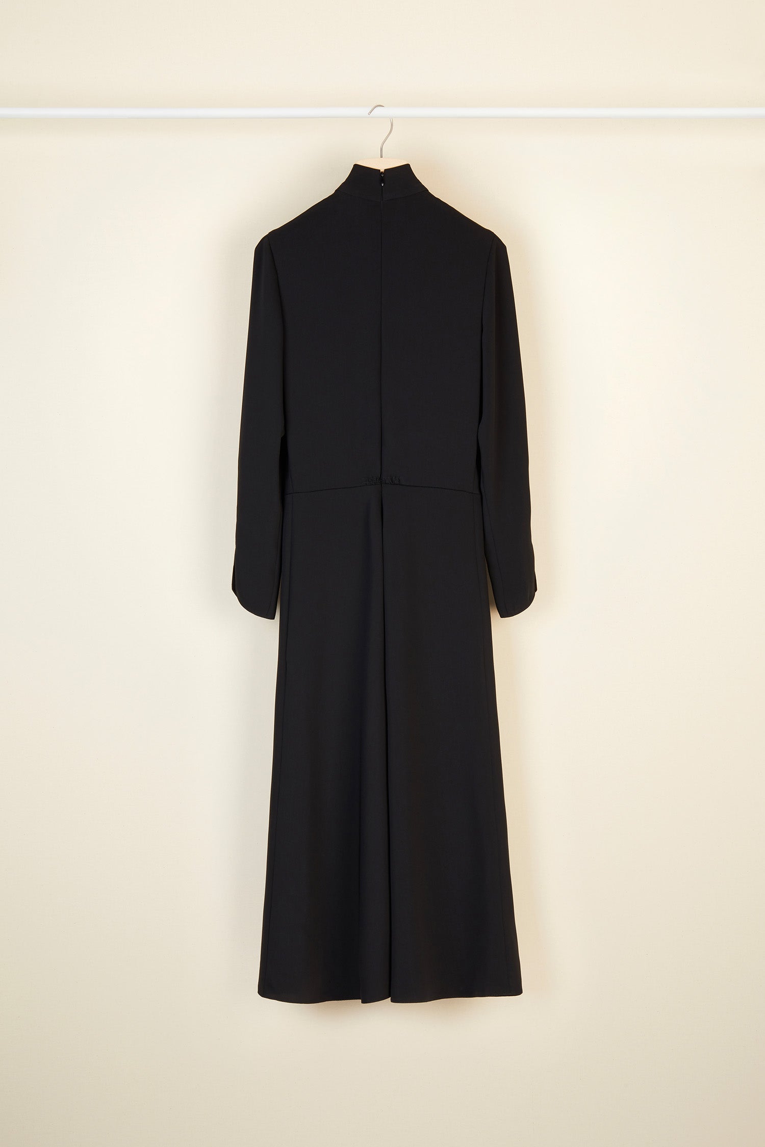 Patou - Vestito midi con collo a fiocco - Black - Fiocco, ruche e tagli: le firme dello stile Patou. Vestito midi in cady di poliestere nero. Collo alto con fiocco e cut-outs. Pannelli con ruche sul fronte. Chiusura con cerniera sul retro. Interamente foderato.