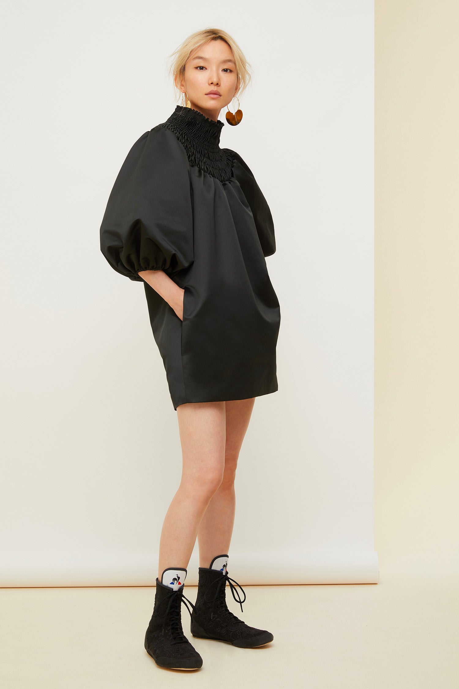 Patou - Vestito corto in raso con collo in nido d'ape - Black - Lavorato a nido d'ape, il collo splende. Vestito in raso duchesse nero. Collo alto in nido d'ape. Maniche a sbuffo con polsini elasticizzati. Due tasche nascoste ai lati.