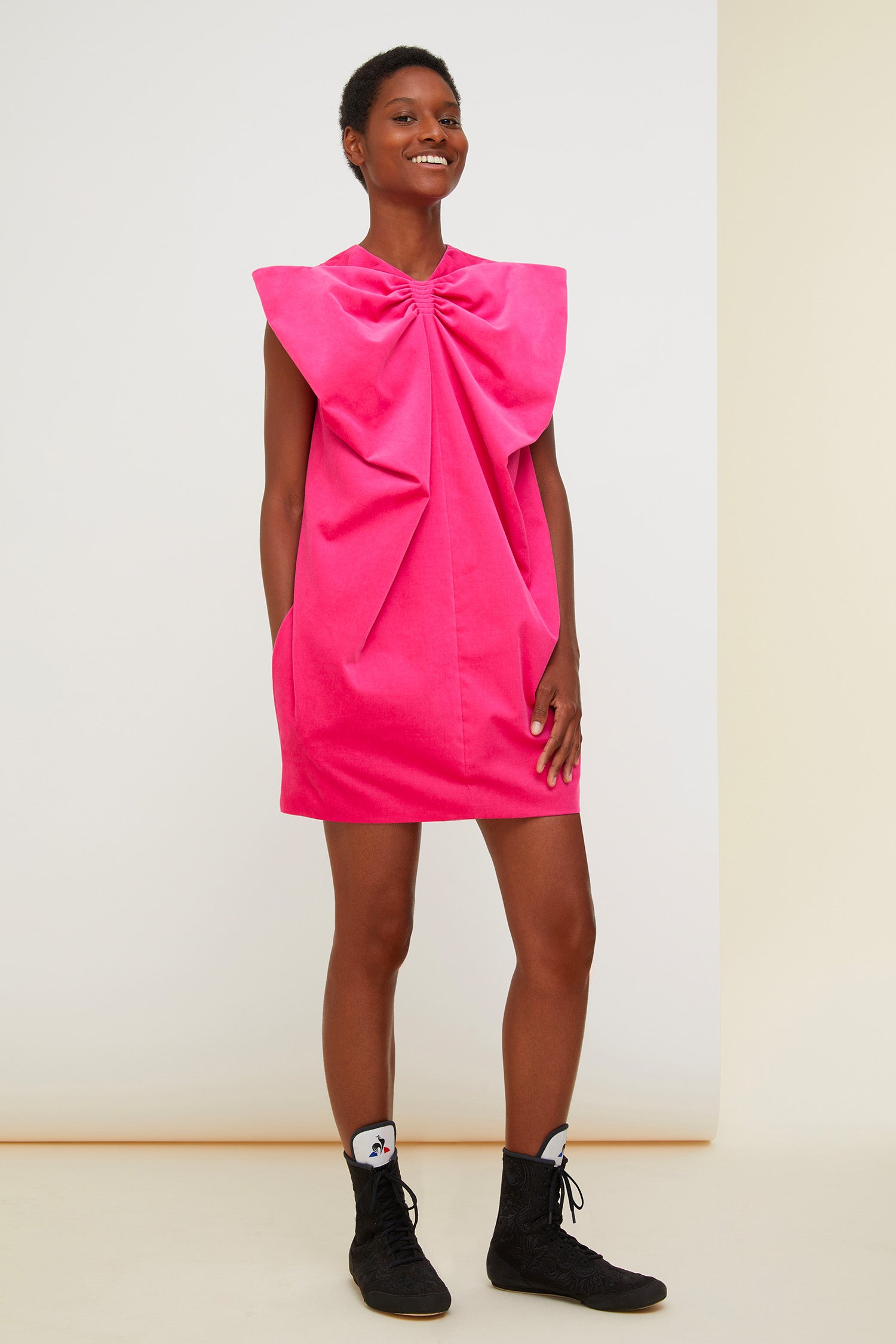 Patou - Minikleid aus Samt mit Oversize-Schleife - Raspberry - Patous Darling-Pink hellt eine dramatische Schleife auf.Darling-Pinkfarbenes ärmelloses Minikleid aus Samt. Oversize Schleife vorne. Reißverschluss hinten. Durchgehendes Innenfutter.
