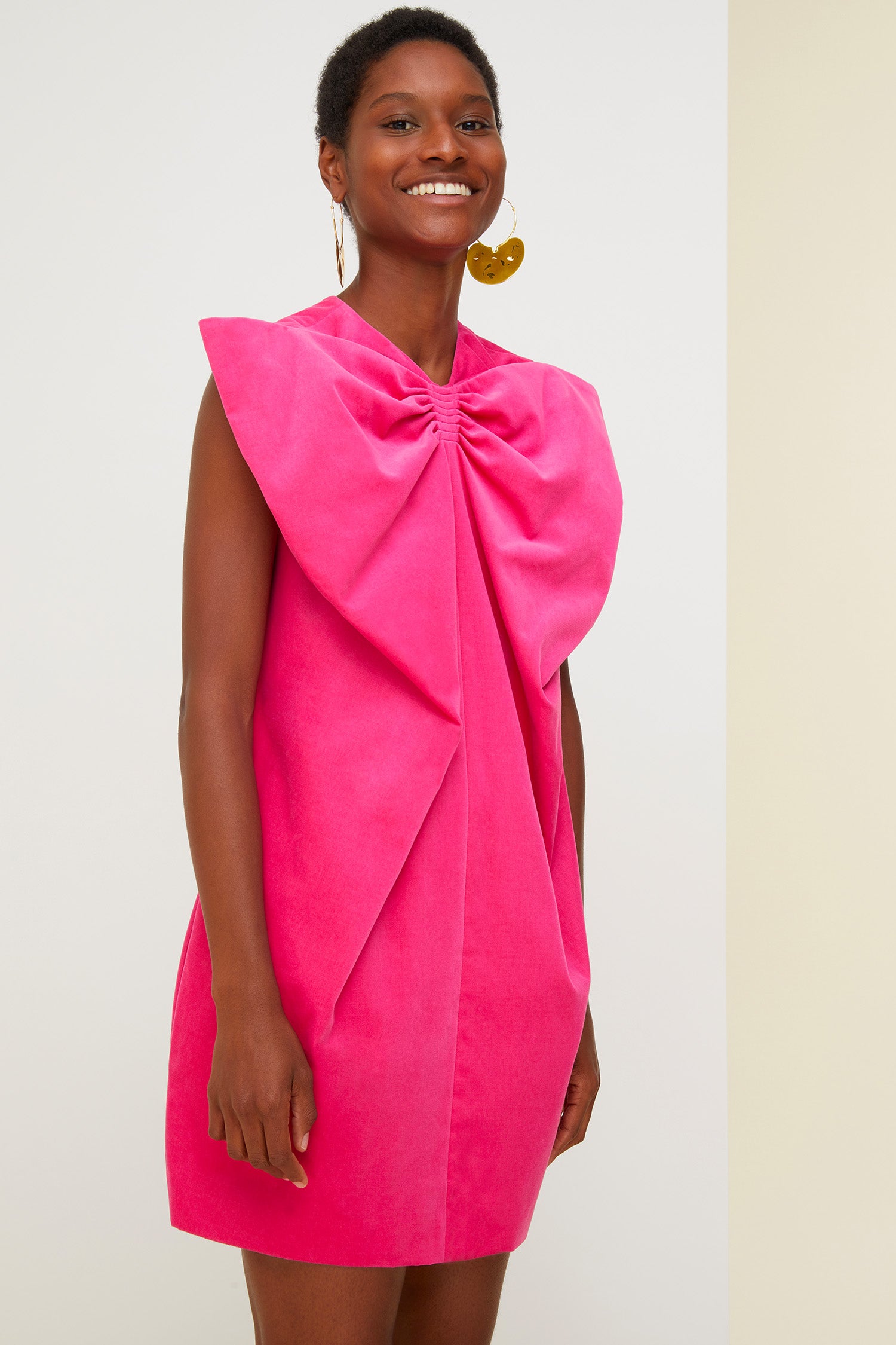 Patou - Minikleid aus Samt mit Oversize-Schleife - Raspberry - Patous Darling-Pink hellt eine dramatische Schleife auf.Darling-Pinkfarbenes ärmelloses Minikleid aus Samt. Oversize Schleife vorne. Reißverschluss hinten. Durchgehendes Innenfutter.