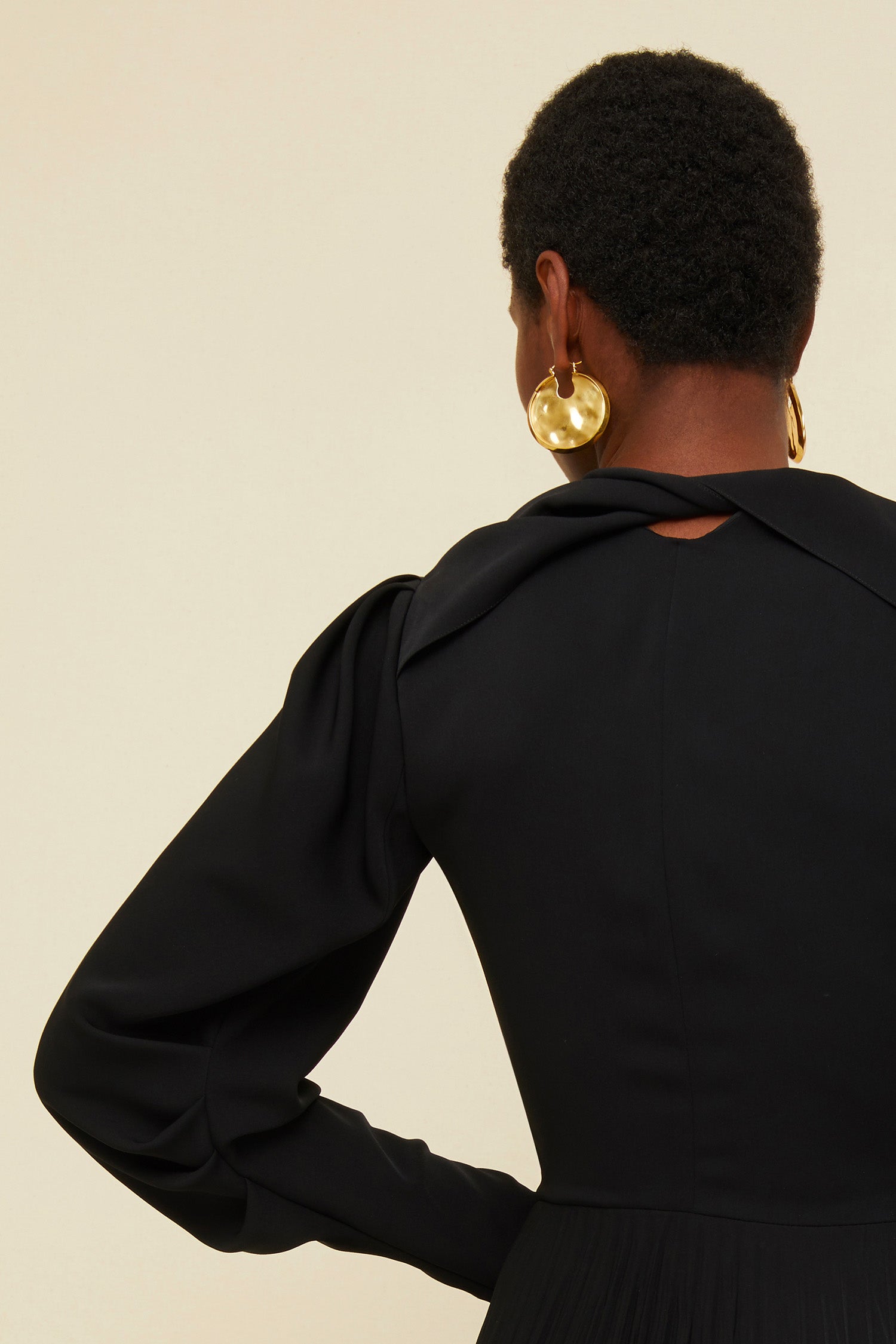 Patou - Orecchini tondi in ottone martellato - Gold - L'ottone martellato al centro.Orecchini in ottone dorato con oro fino. Sfera in ottone martellato al centro.