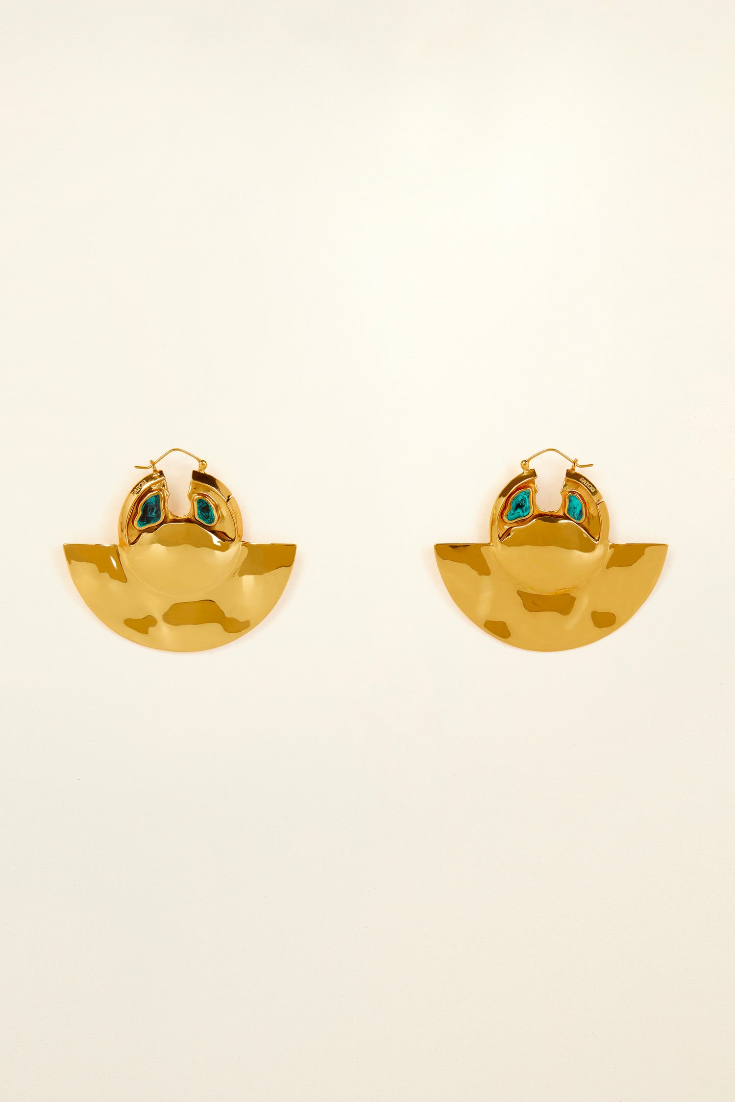 Patou - Orecchini in ottone e malachite - Gold - La malachite come protagonista. Orecchini in ottone dorato con oro fino. Disegno semi-sferico con decorazione di pietre in resina imitazione malachite.