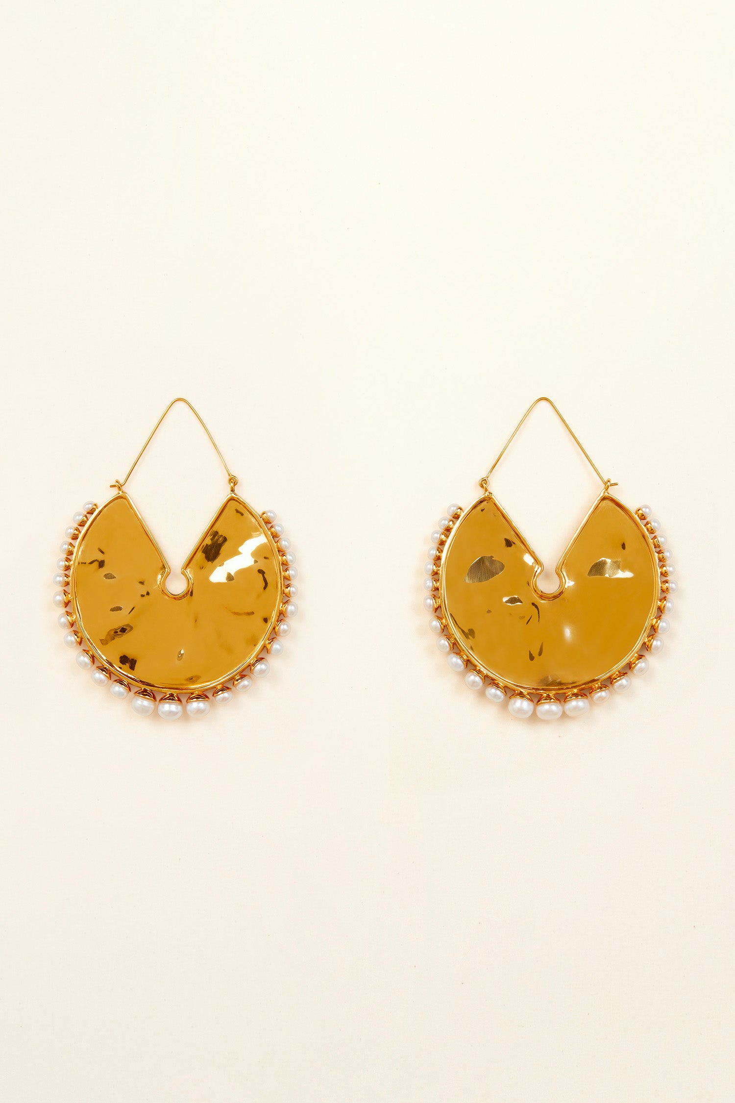 Patou - Hammered brass and pearl hoop earrings - Gold - The incomparable allure of brass. Gold-plated brass hoop earrings with pearl embellishment. Hammered brass plate in the centre.
