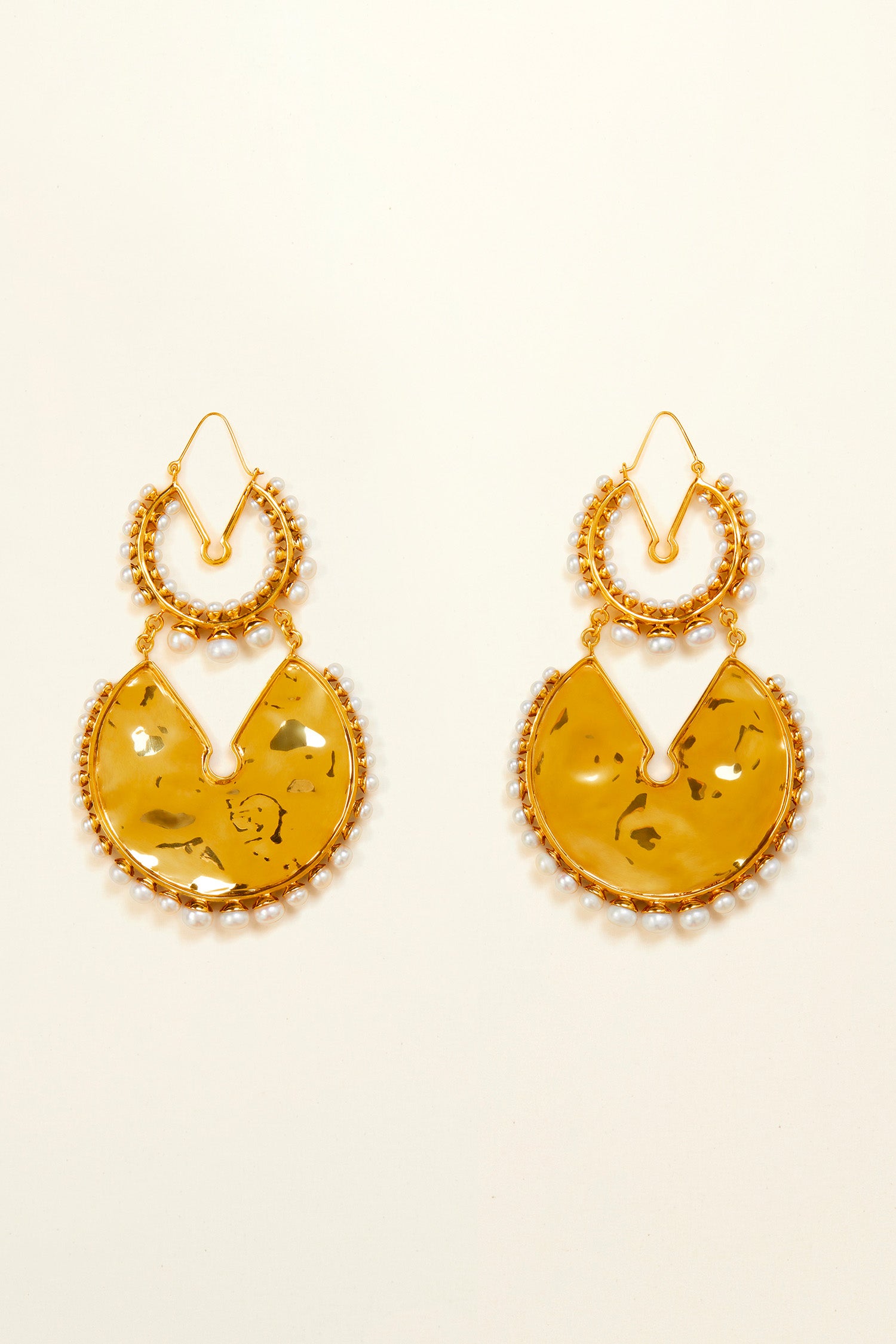 Patou - Gehämmerte Creolen aus Messing und Perlen - Gold - Doppel-Creolen, doppelt so viel Stil. Vergoldete Ohrringe aus Messing und Perlen. Große Creolen mit gehämmertem Messing-Plättchen in der Mitte an einer kleineren Creole oben befestigt.