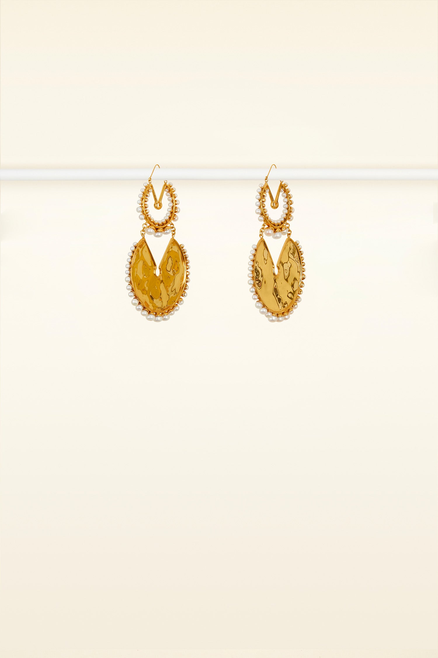 Patou - Gehämmerte Creolen aus Messing und Perlen - Gold - Doppel-Creolen, doppelt so viel Stil. Vergoldete Ohrringe aus Messing und Perlen. Große Creolen mit gehämmertem Messing-Plättchen in der Mitte an einer kleineren Creole oben befestigt.