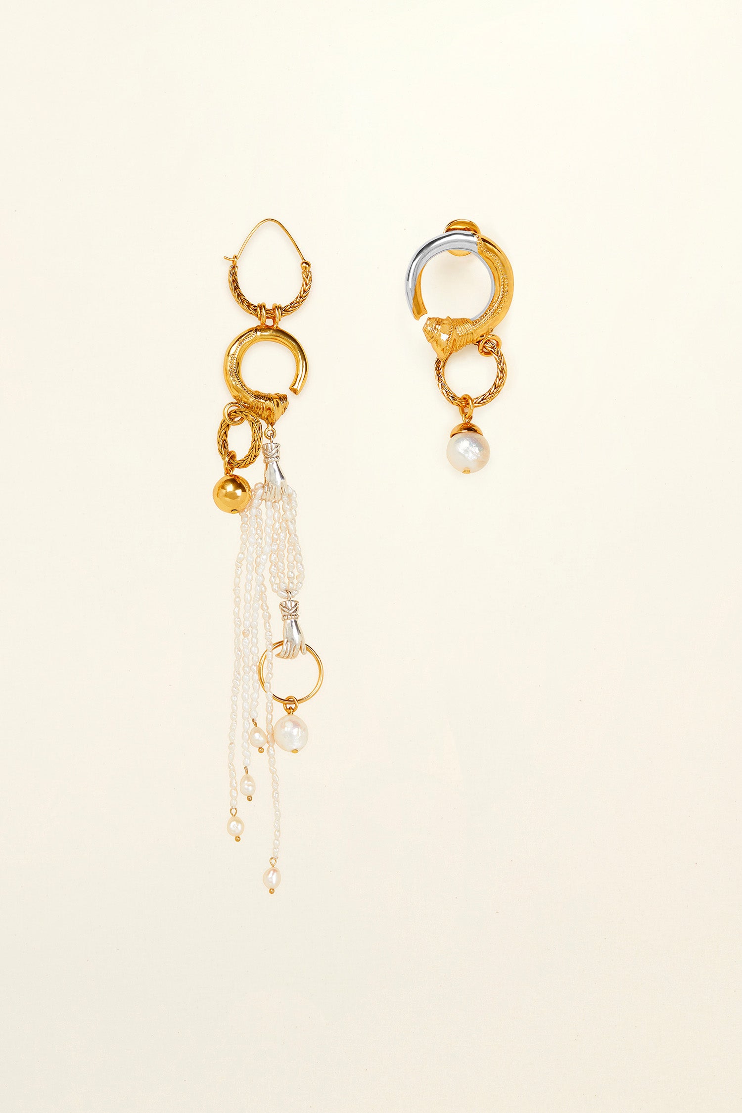 Patou - Orecchini asimmetrici in ottone e perle - Gold - Una cascata di perle e anelli dal fascino asimmetrico.Orecchini in ottone dorato con oro fino e perle. Disegno asimmetrico di anelli, frange e perle.