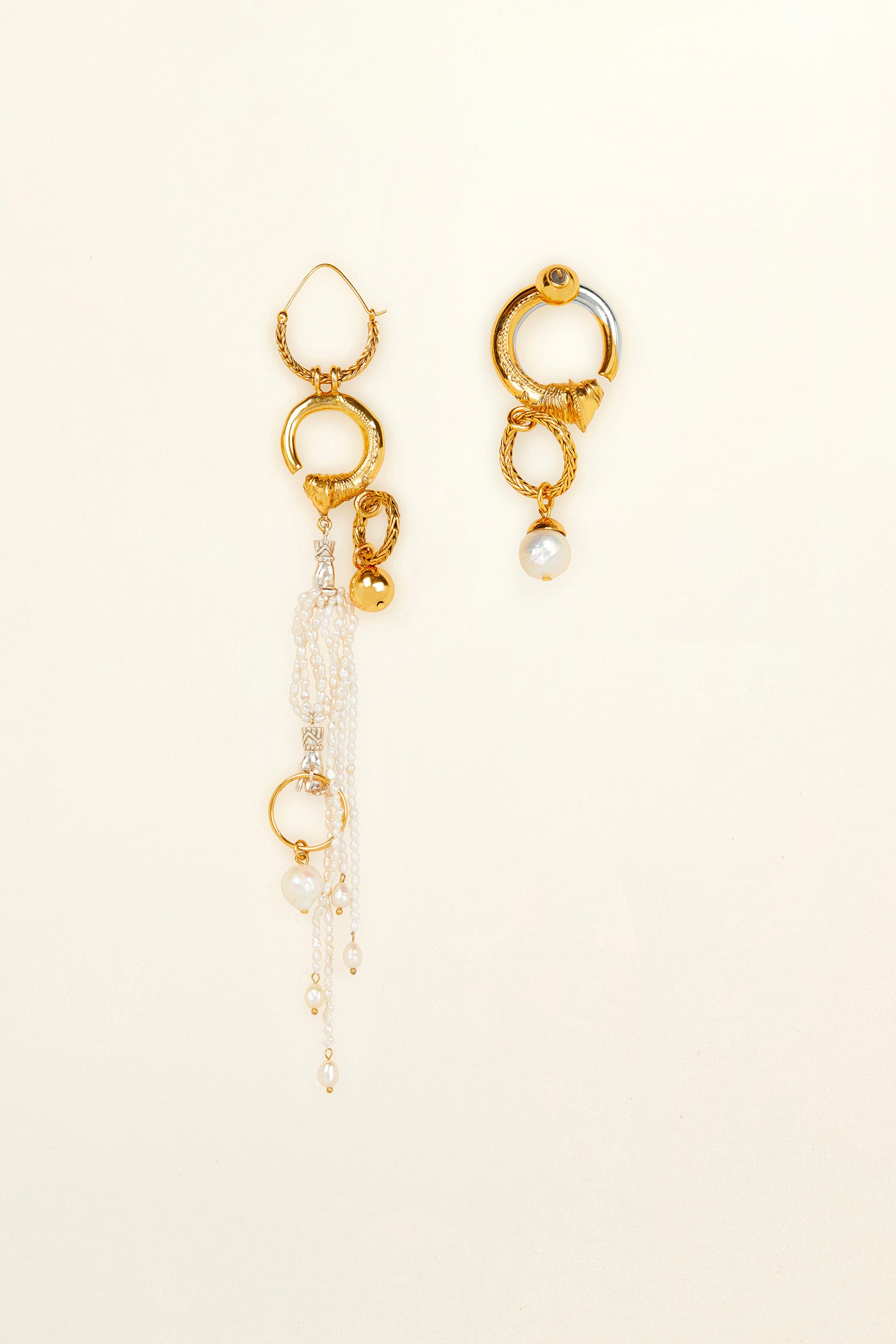 Patou - Orecchini asimmetrici in ottone e perle - Gold - Una cascata di perle e anelli dal fascino asimmetrico.Orecchini in ottone dorato con oro fino e perle. Disegno asimmetrico di anelli, frange e perle.