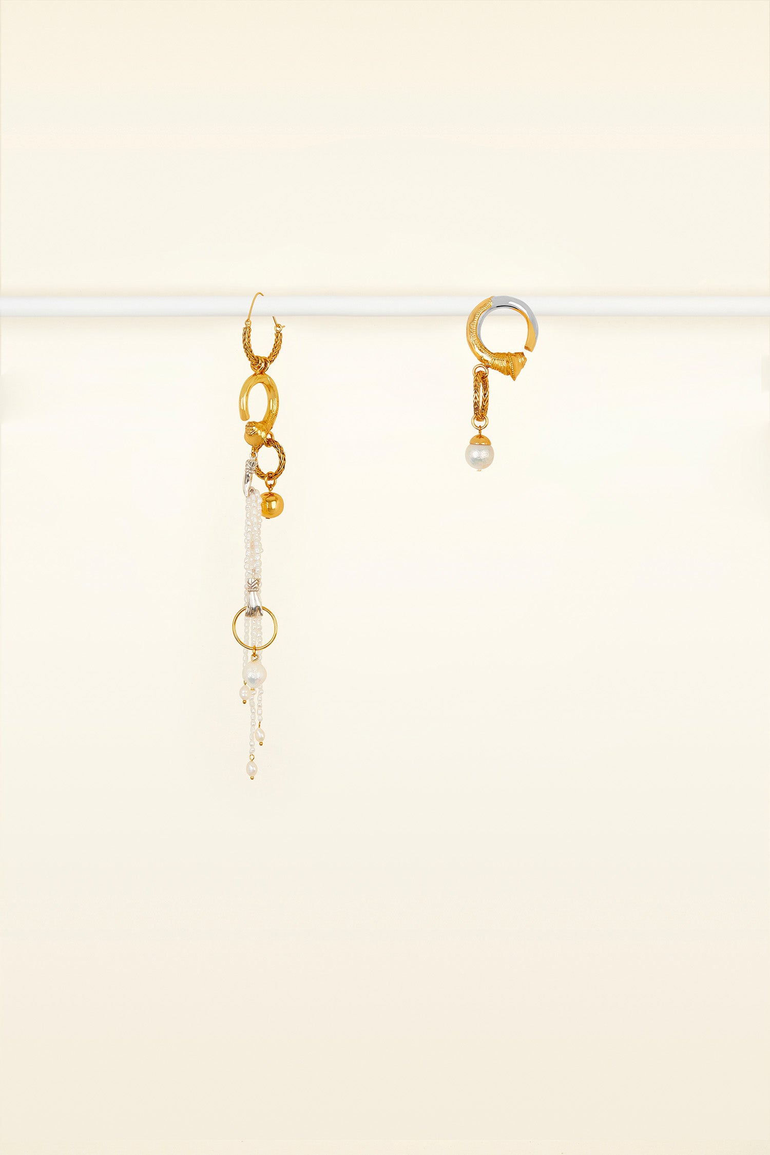Patou - Orecchini asimmetrici in ottone e perle - Gold - Una cascata di perle e anelli dal fascino asimmetrico.Orecchini in ottone dorato con oro fino e perle. Disegno asimmetrico di anelli, frange e perle.