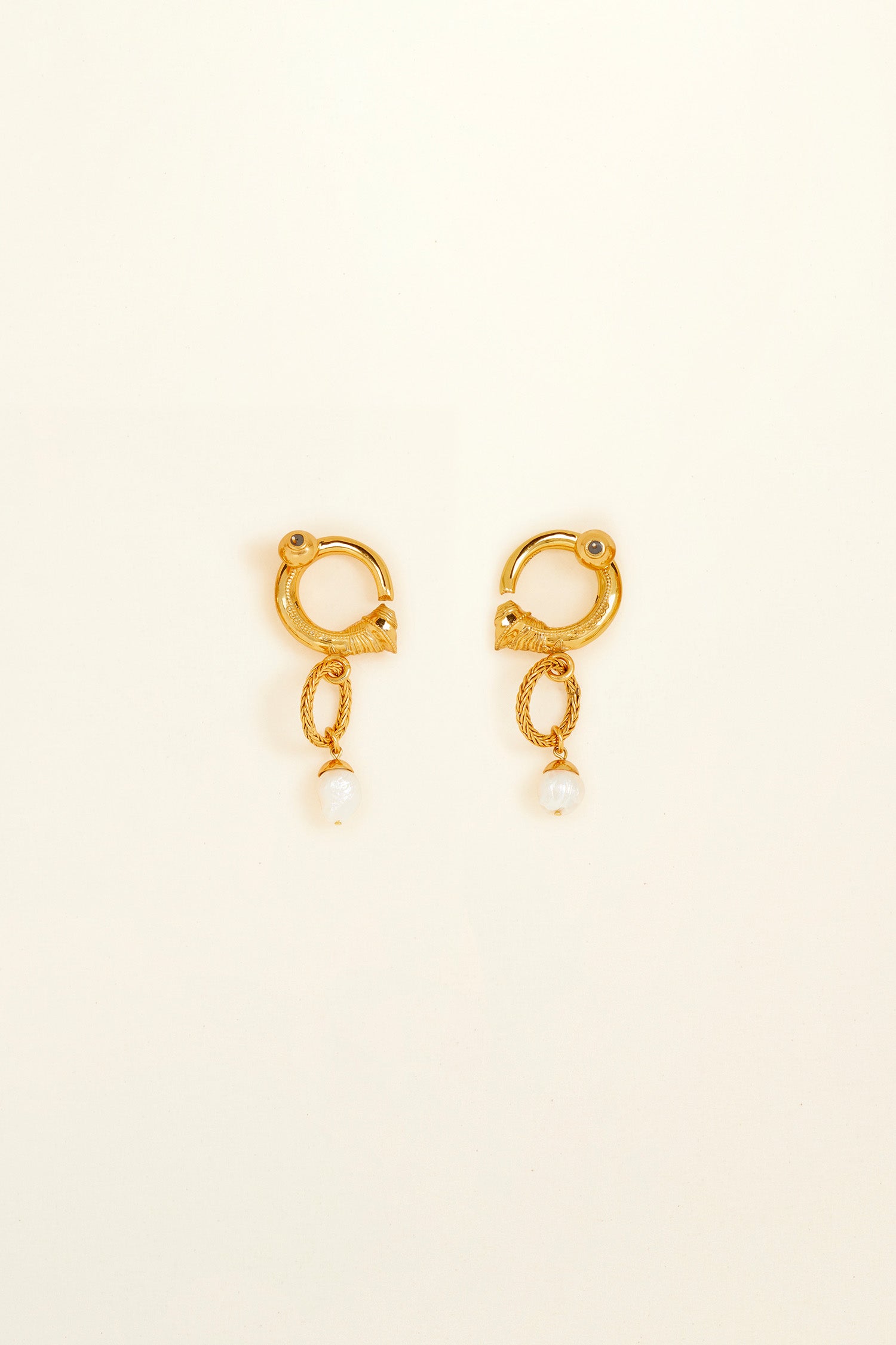 Patou - スモール ブラス&パール フープイヤリング - Gold - ゴールドのケージとパール。 ゴールドプレート加工のミニフープイヤリング、パール装飾付き。