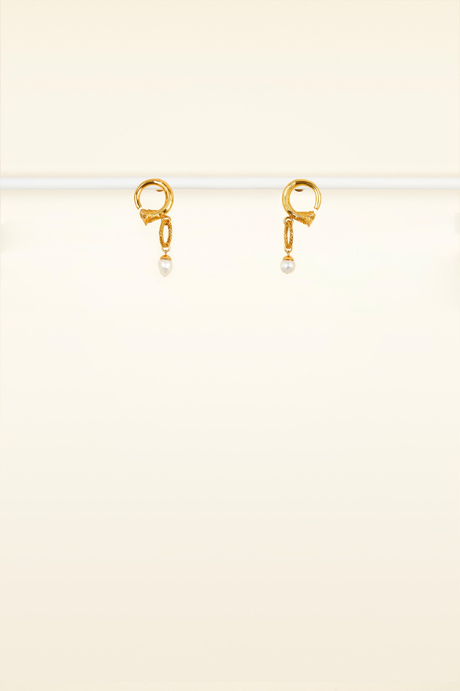 Patou - スモール ブラス&パール フープイヤリング - Gold - ゴールドのケージとパール。 ゴールドプレート加工のミニフープイヤリング、パール装飾付き。
