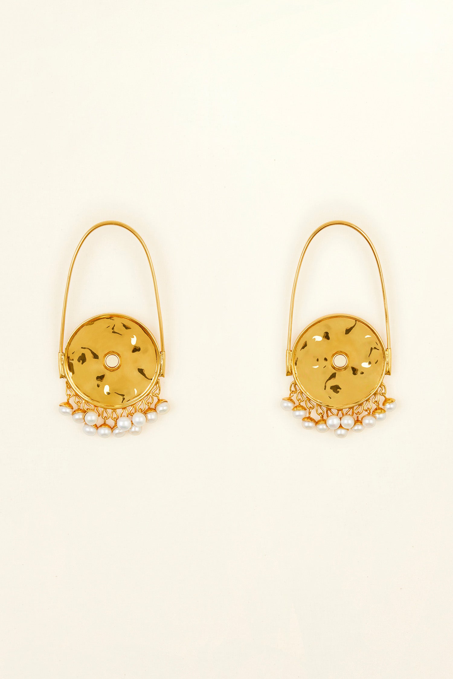 Patou - Orecchini tondi in ottone e perle - Gold - Oro e perle impreziosiscono le orecchie. Orecchini in ottono dorato con oro fino e perle. Sfera in ottone martellato al centro decorata di perle. Orecchini a clip.