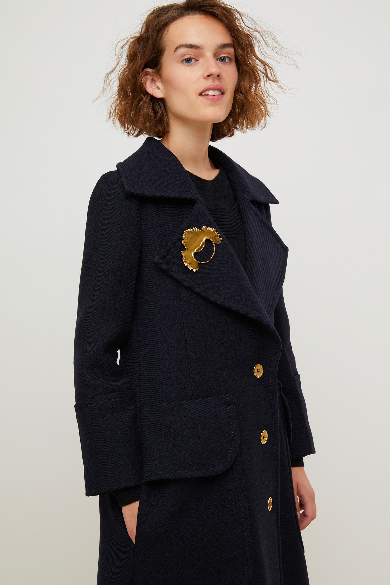 Patou - Broche soleil en laiton - Gold - La broche pare et illumine ! Broche en laiton. Forme soleil asymétrique.