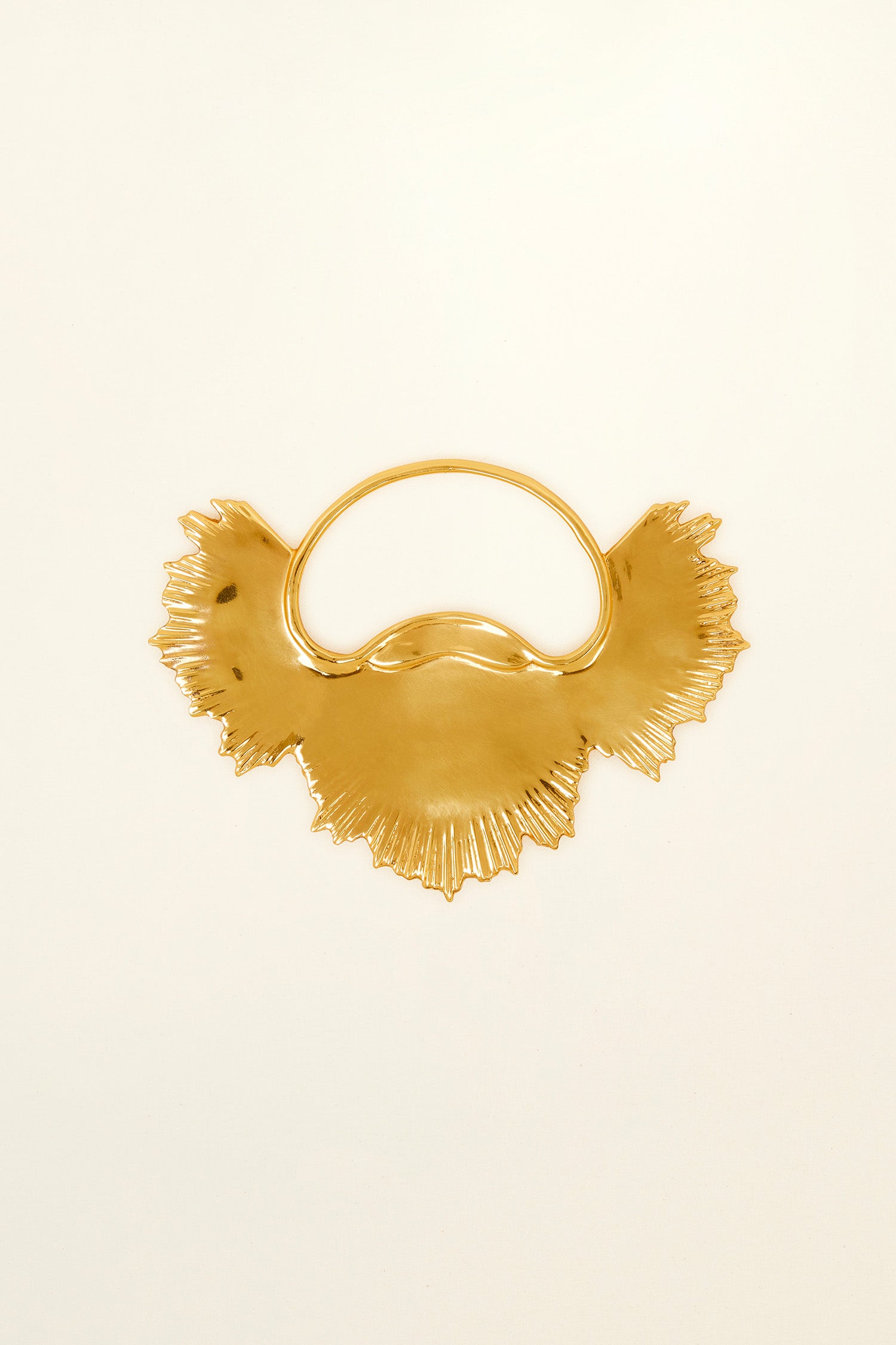 Patou - Broche soleil en laiton - Gold - La broche pare et illumine ! Broche en laiton. Forme soleil asymétrique.