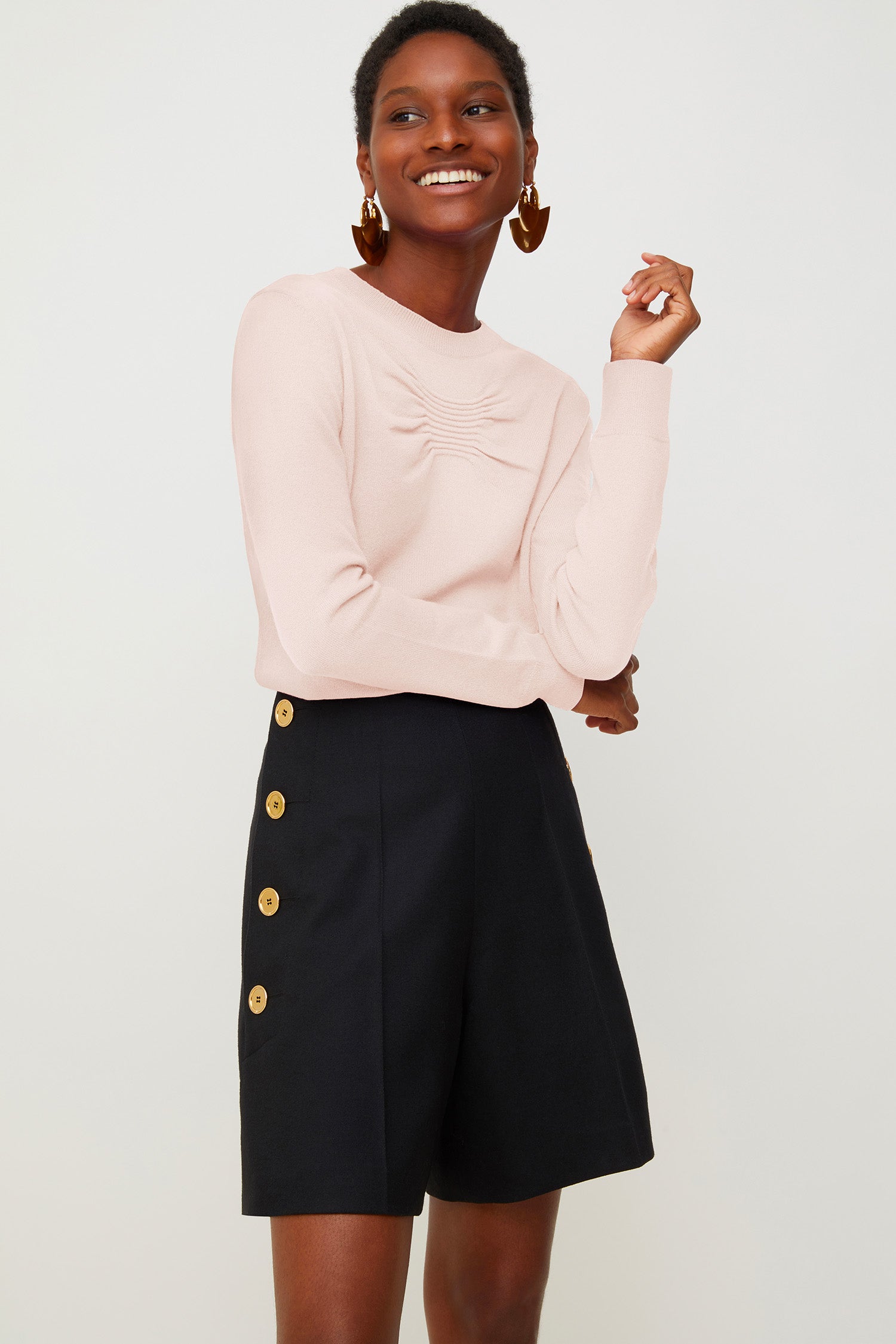 Patou - Pull fin en laine et cachemire - Golden Beige - Smocké, le classique devient essentiel.Pull fin en mélange laine et cachemire. Col rond et détail smocké à la poitrine. Logo en métal doré au dos. Bordures côtelées au col, à la taille et aux poignets.