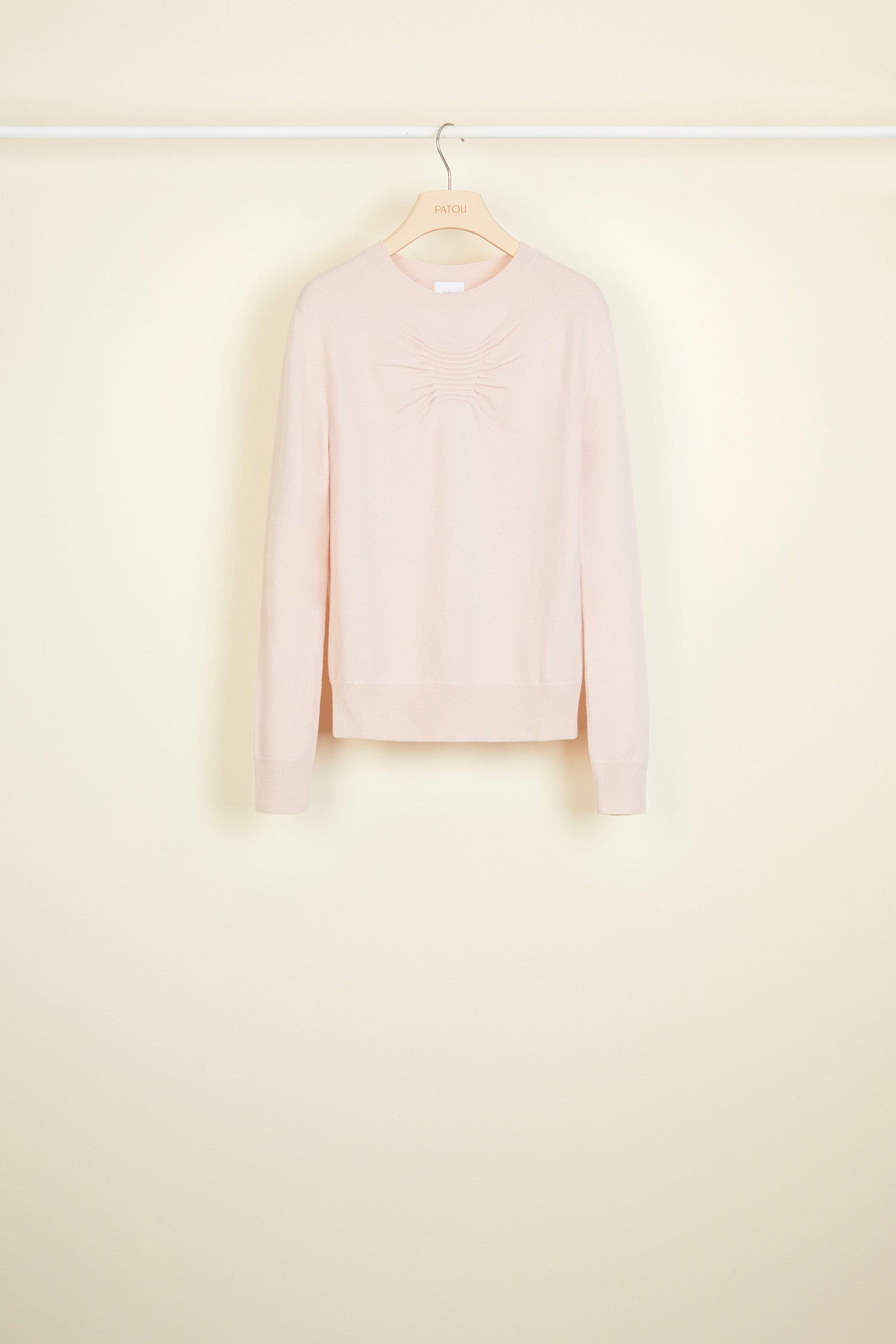 Patou - Pull fin en laine et cachemire - Golden Beige - Smocké, le classique devient essentiel.Pull fin en mélange laine et cachemire. Col rond et détail smocké à la poitrine. Logo en métal doré au dos. Bordures côtelées au col, à la taille et aux poignets.