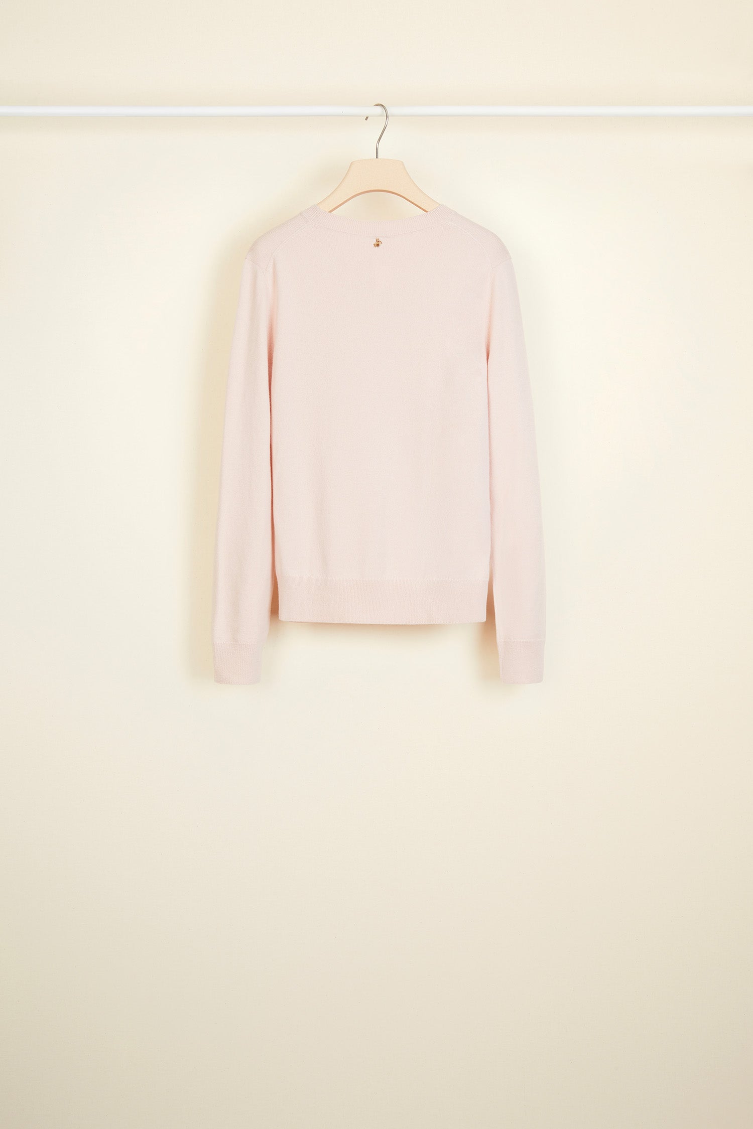 Patou - Pull fin en laine et cachemire - Golden Beige - Smocké, le classique devient essentiel.Pull fin en mélange laine et cachemire. Col rond et détail smocké à la poitrine. Logo en métal doré au dos. Bordures côtelées au col, à la taille et aux poignets.
