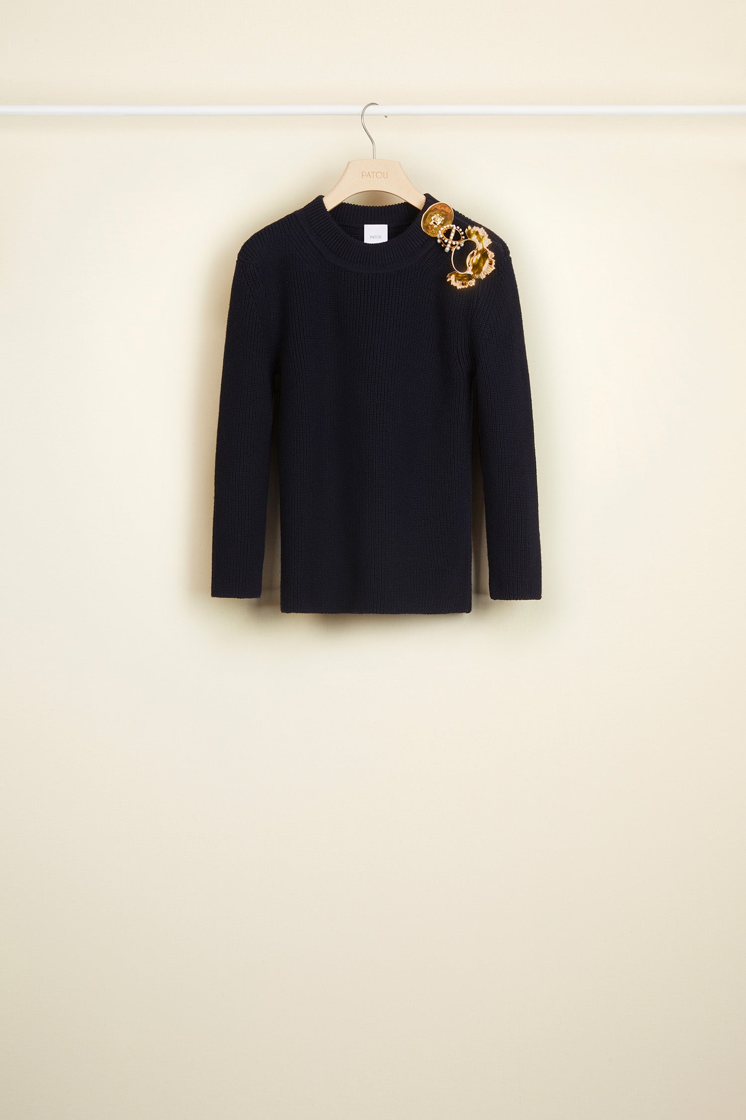 Patou - Pull en laine Mérinos décoré de broches - Navy - Trois broches sinon rien !Pull épais en laine Mérinos rouge. Col rond et coupe ajustée. Broches amovibles en laiton doré à l'or fin et perles sur l’épaule.