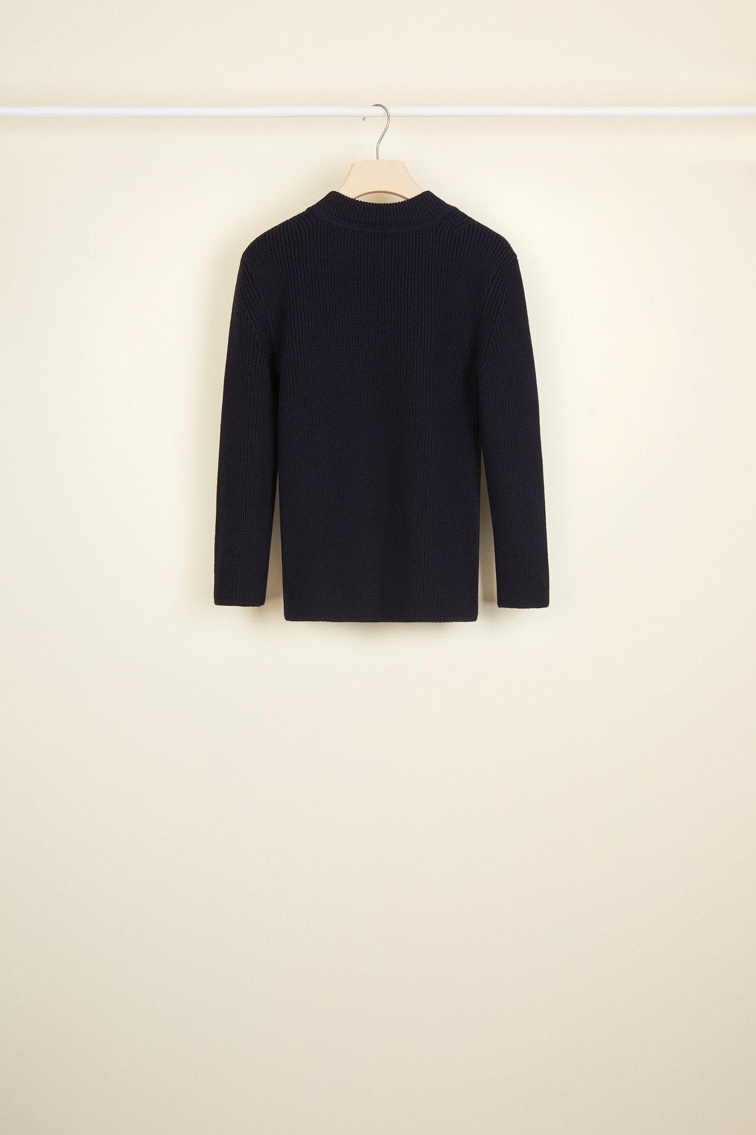 Patou - Pull en laine Mérinos décoré de broches - Navy - Trois broches sinon rien !Pull épais en laine Mérinos rouge. Col rond et coupe ajustée. Broches amovibles en laiton doré à l'or fin et perles sur l’épaule.