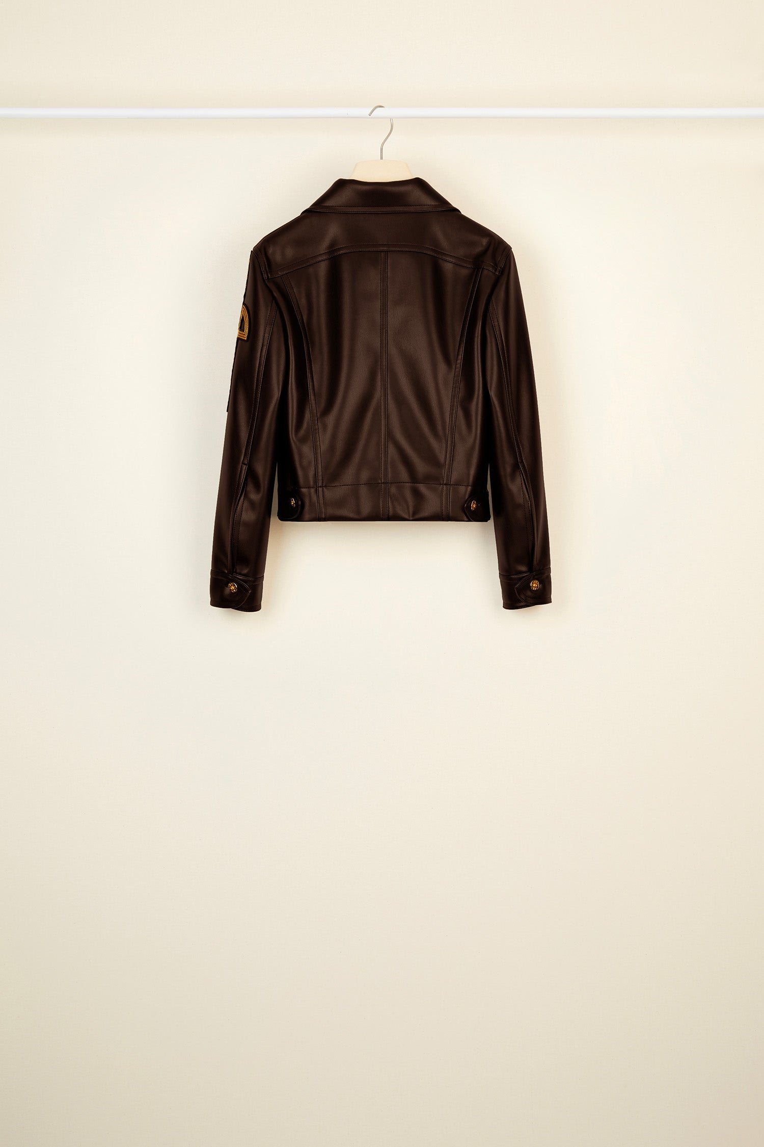 Patou - Veste en faux cuir à logo brodé - Havana - Le perfecto plus que parfait !Veste courte en faux cuir noir en matière synthétique à surpiqûres. Logo JP revisité brodé sur la manche gauche. Fermeture par boutons dorés gravés JP. Deux poches à rabat sur la poitrine, deux poches latérales. Pattes boutonnées à la ceinture et aux poignets.