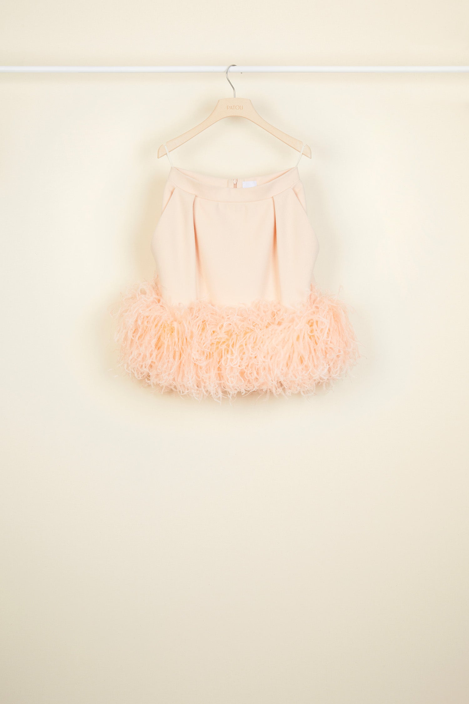 Patou - Gonna corta con piume - Peach Blossom - Pince e piume: i dettagli vincenti della minigonna Patou. Gonna corta in misto lana e cachemire fiore di pesco. Pieghe profonde. Chiusura con cerniera sul retro. Tasche laterali. Piume nere removibili sull'orlo.
