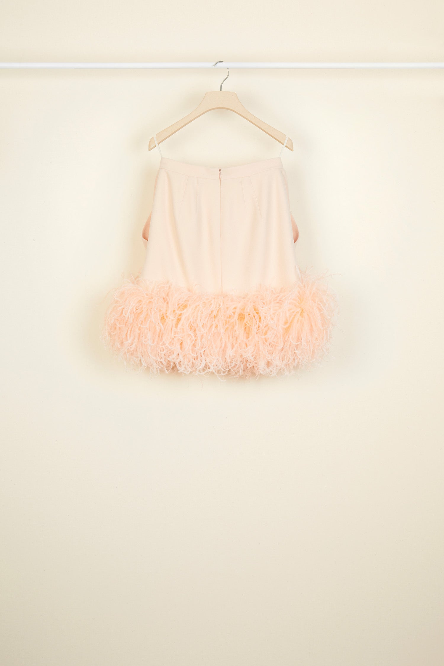 Patou - Gonna corta con piume - Peach Blossom - Pince e piume: i dettagli vincenti della minigonna Patou. Gonna corta in misto lana e cachemire fiore di pesco. Pieghe profonde. Chiusura con cerniera sul retro. Tasche laterali. Piume nere removibili sull'orlo.