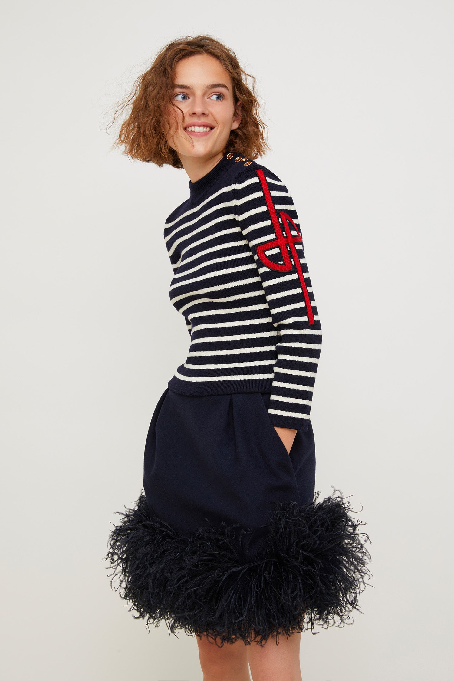 Patou - Gonna corta con piume - Navy - Pince e piume: i dettagli vincenti della minigonna Patou. Gonna corta in misto lana e cachemire blu scuro. Pieghe profonde. Chiusura con cerniera sul retro. Tasche laterali. Piume nere removibili sull'orlo.