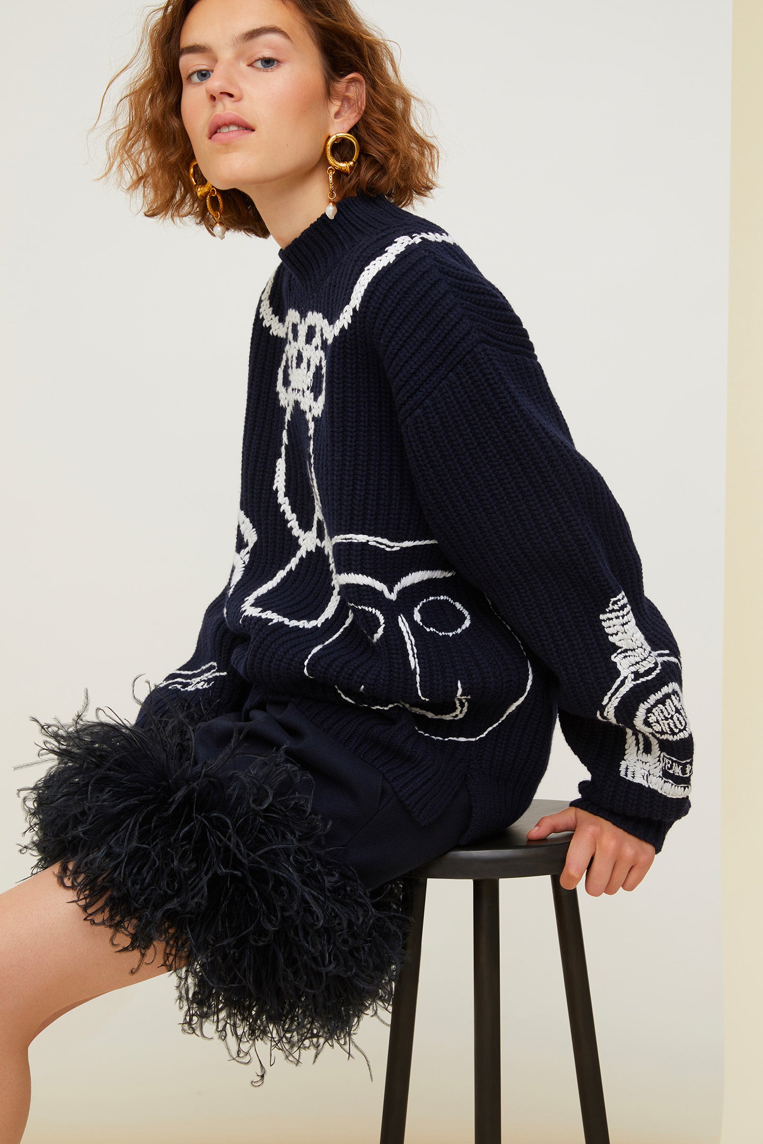 Patou - Gonna corta con piume - Navy - Pince e piume: i dettagli vincenti della minigonna Patou. Gonna corta in misto lana e cachemire blu scuro. Pieghe profonde. Chiusura con cerniera sul retro. Tasche laterali. Piume nere removibili sull'orlo.