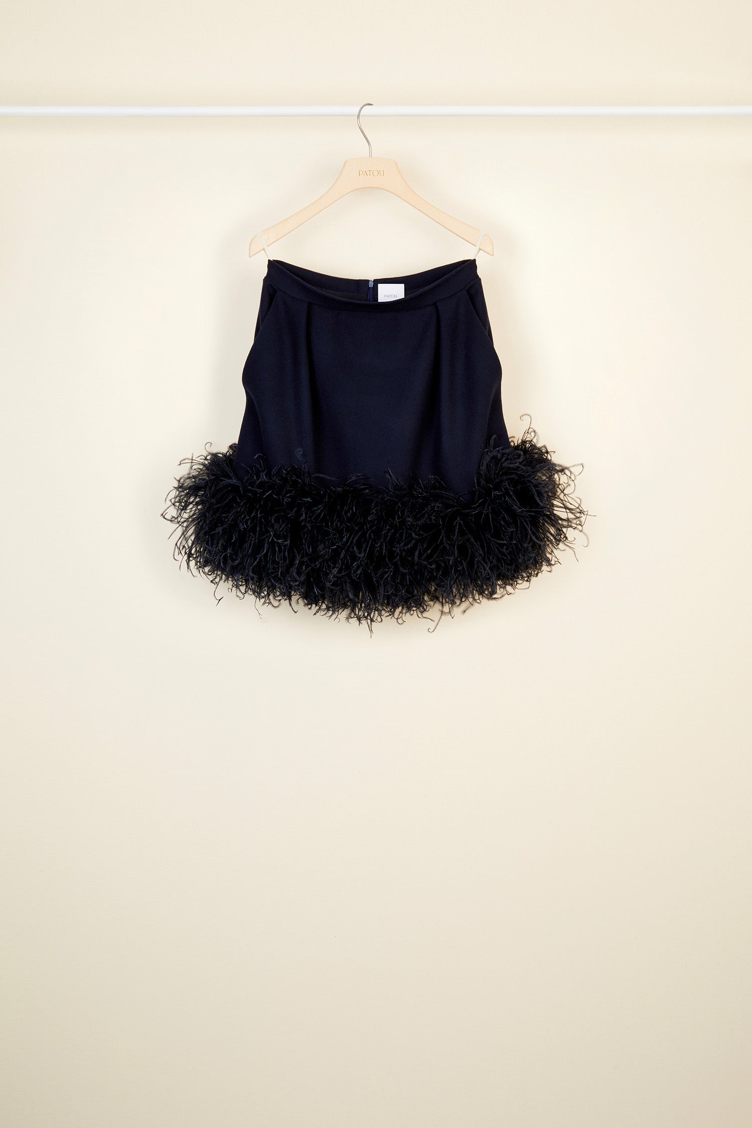 Patou - Gonna corta con piume - Navy - Pince e piume: i dettagli vincenti della minigonna Patou. Gonna corta in misto lana e cachemire blu scuro. Pieghe profonde. Chiusura con cerniera sul retro. Tasche laterali. Piume nere removibili sull'orlo.