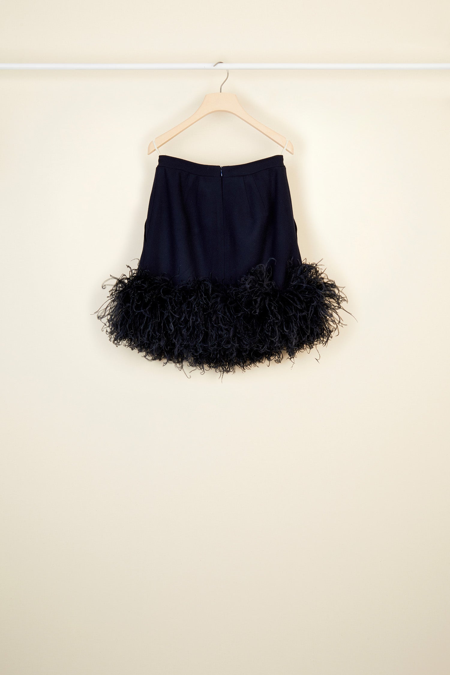 Patou - Gonna corta con piume - Navy - Pince e piume: i dettagli vincenti della minigonna Patou. Gonna corta in misto lana e cachemire blu scuro. Pieghe profonde. Chiusura con cerniera sul retro. Tasche laterali. Piume nere removibili sull'orlo.