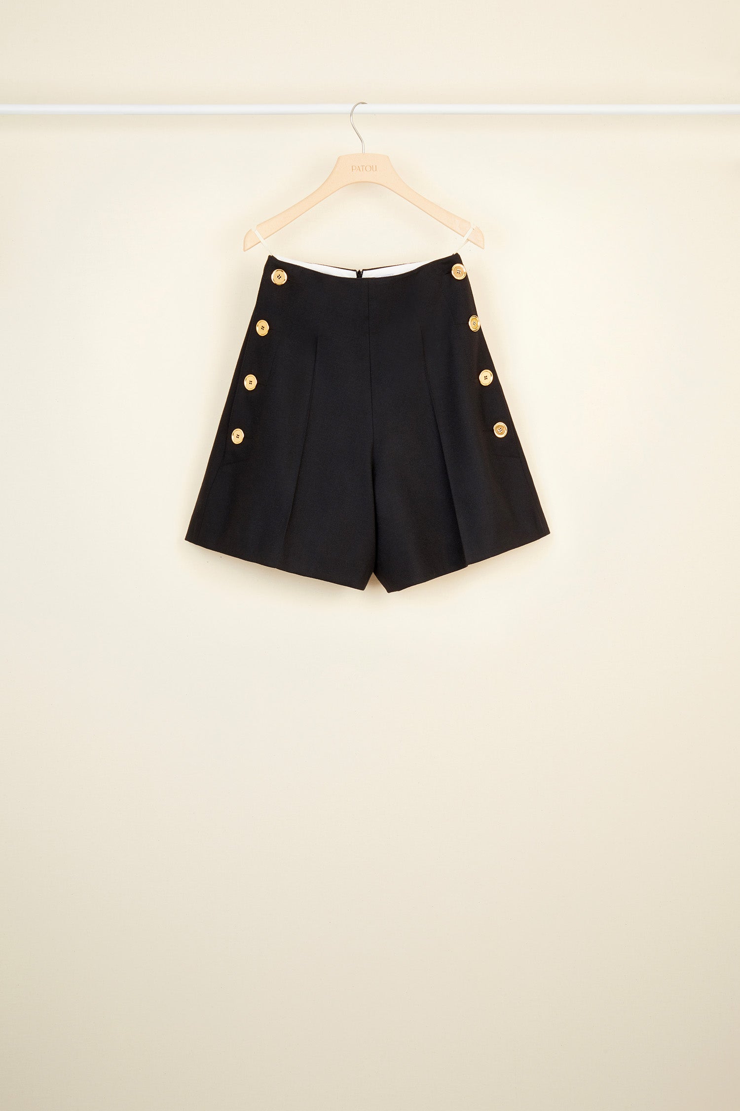 Patou - Charakteristische Wollshorts - Black - Hochglänzende Knöpfe bringen dunkle Wolle zum Strahlen. Die legendären körpernahen Shorts von Patou aus umweltfreundlichem schwarzem Wolltwill. High-Waist mit doppelreihigen goldfarbenenen Knöpfen mit Gravur seitlich. Große Seitentaschen. Verdeckter Reißverschluss hinten. Gefüttert.