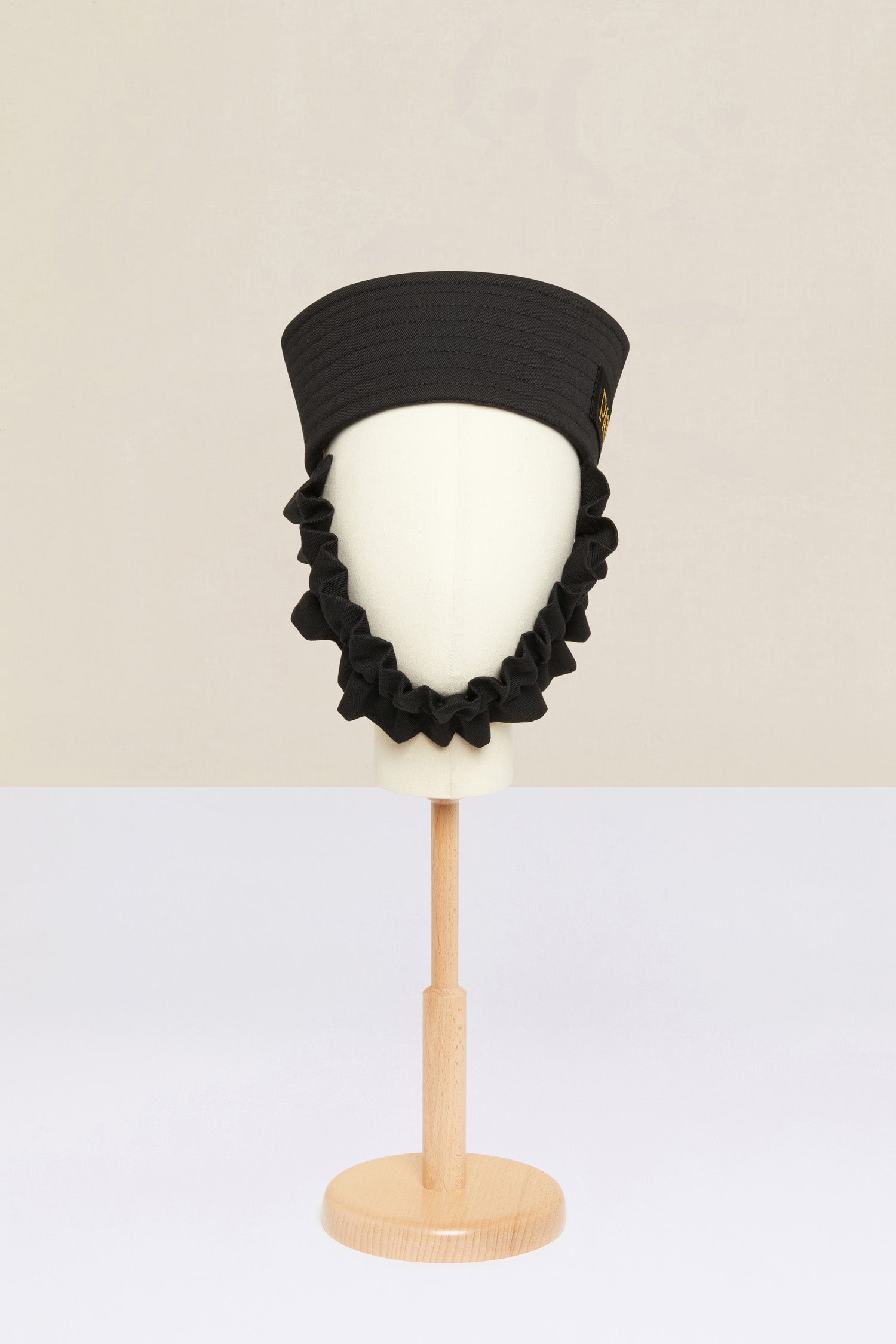 Patou - Cappello da marinaio con fascia - Black - Gli accessori prendono il largo!Cappello da marinaio in cotone nero. Fascia sottogola rimovibile. Etichetta Patou sul lato.
