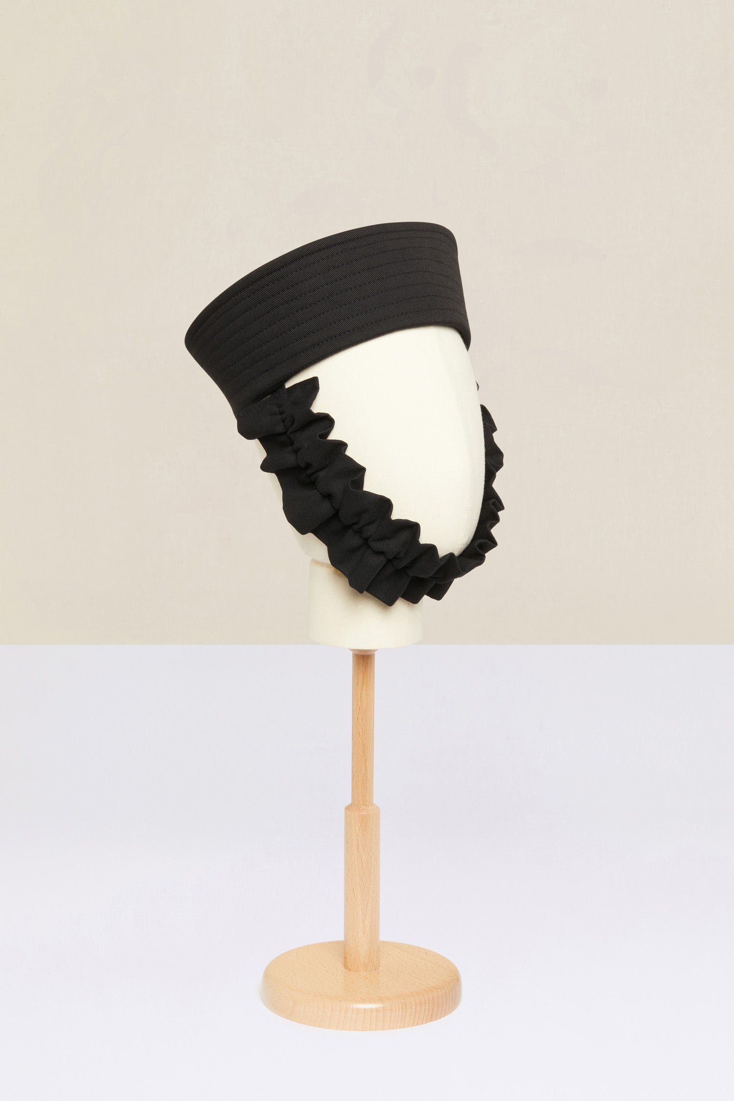 Patou - Cappello da marinaio con fascia - Black - Gli accessori prendono il largo!Cappello da marinaio in cotone nero. Fascia sottogola rimovibile. Etichetta Patou sul lato.
