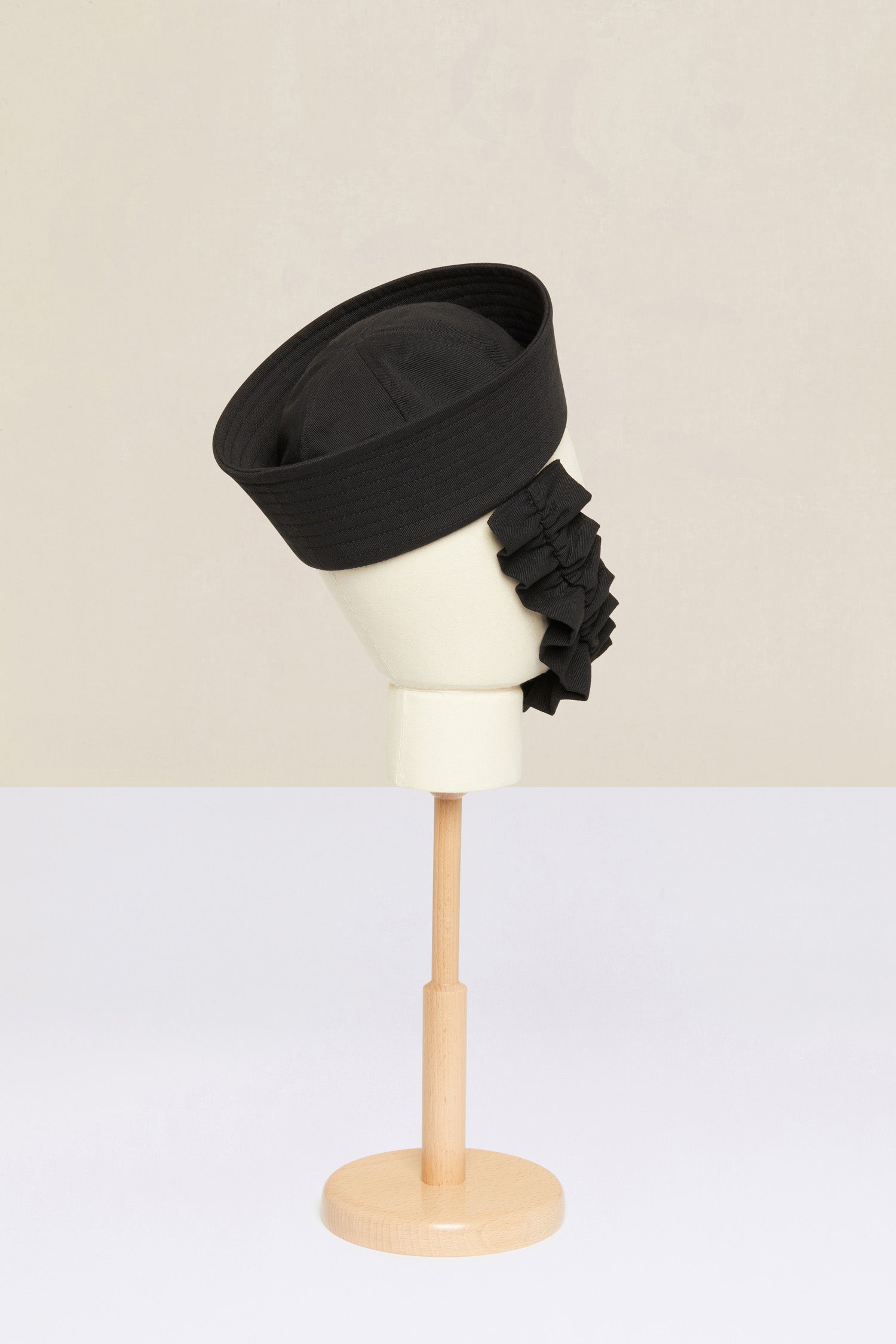 Patou - Cappello da marinaio con fascia - Black - Gli accessori prendono il largo!Cappello da marinaio in cotone nero. Fascia sottogola rimovibile. Etichetta Patou sul lato.