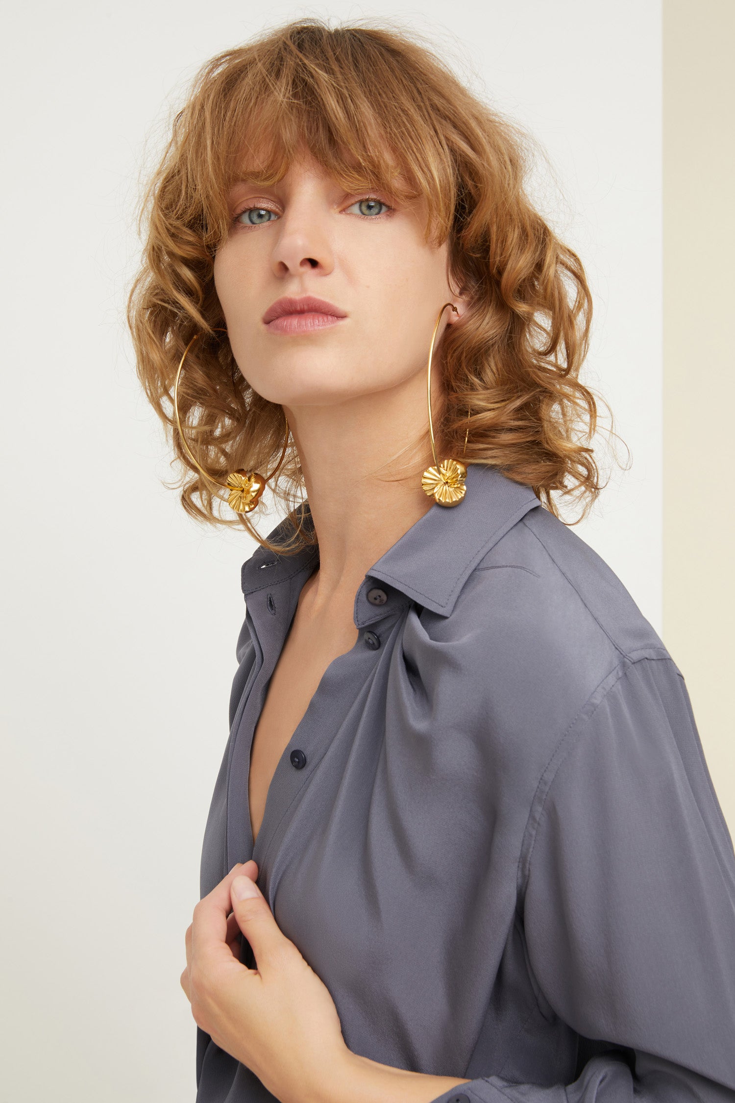 Patou - Iconic draped silk blouse - Grey - Silk that flows flawlessly: classic Patou!Grey silk crepe blouse. Longline draped silhouette with shirring at the neckline. Engraved gold-coloured buttons at the collar and cuffs ; concealed button fastening. Signature curved seam at the back.