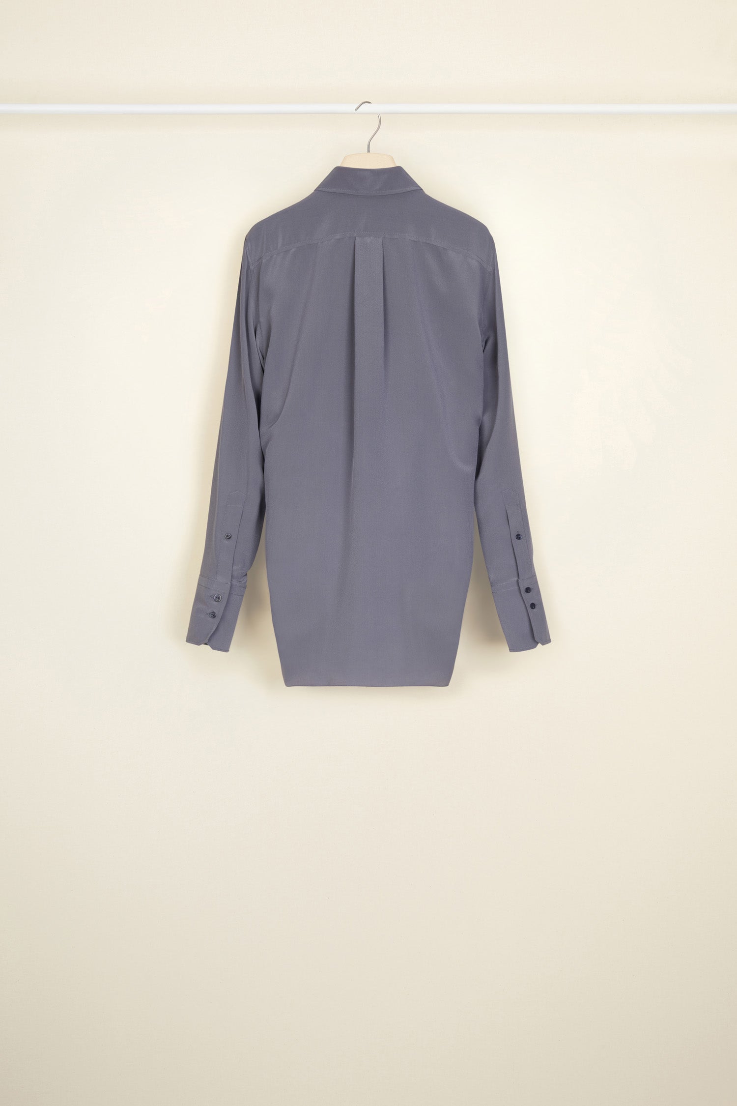 Patou - Iconic draped silk blouse - Grey - Silk that flows flawlessly: classic Patou!Grey silk crepe blouse. Longline draped silhouette with shirring at the neckline. Engraved gold-coloured buttons at the collar and cuffs ; concealed button fastening. Signature curved seam at the back.