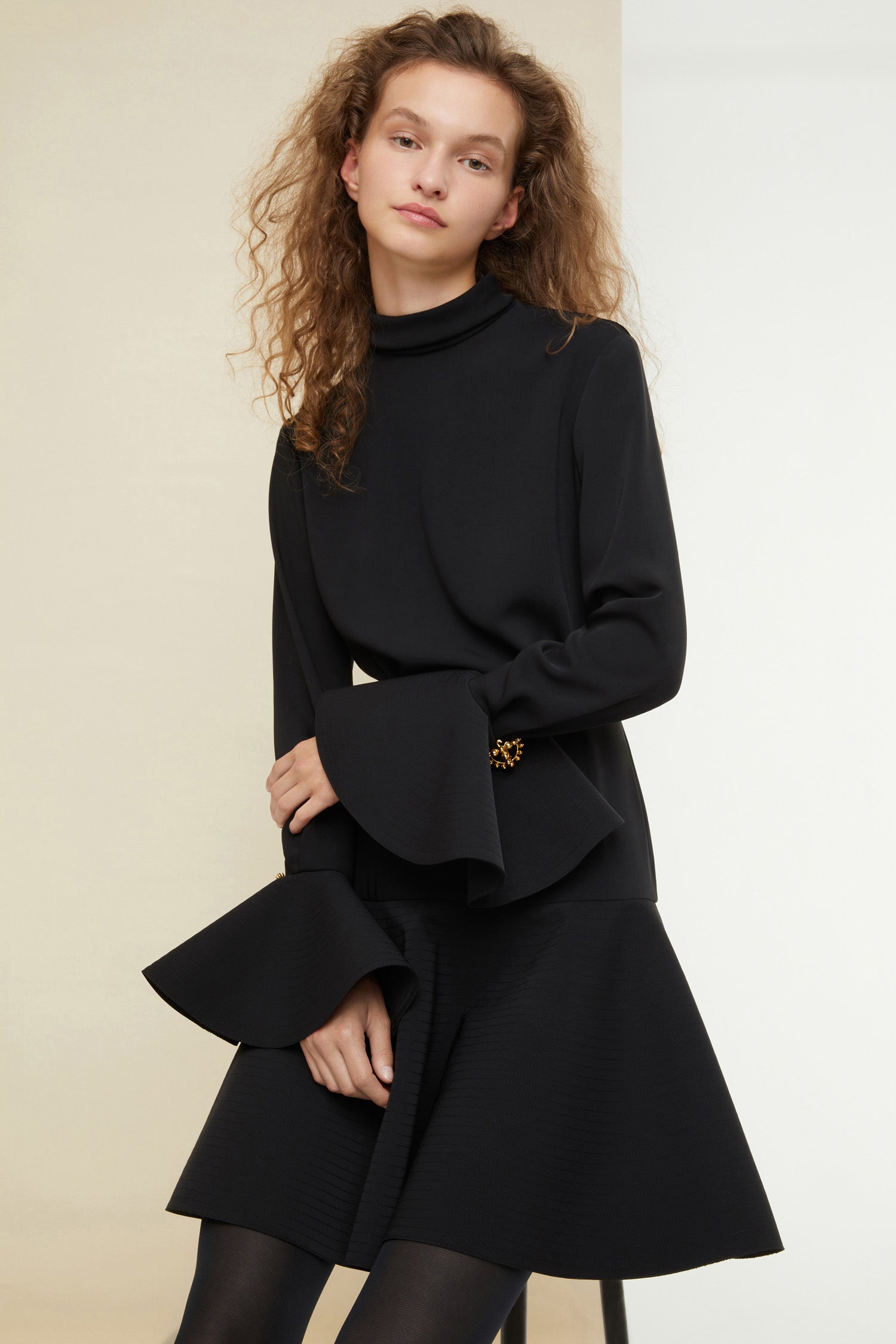 Patou - Hochgeschlossenes 3D-Minikleid aus recyceltem Cady - Black - Patou in 3D: dreimal so elegant. Schwarzes 3D-Minikleid aus recyceltem Cady. Hoher Kragen mit Reißverschluss hinten. Runde Ärmelabschlüsse mit Steppnahtdetails und gestepptem Saum für Extra-Volumen. Goldfarbene Knöpfe mit Gravur an den Ärmelabschlüssen. Charakteristisch geschwungene Naht hinten.