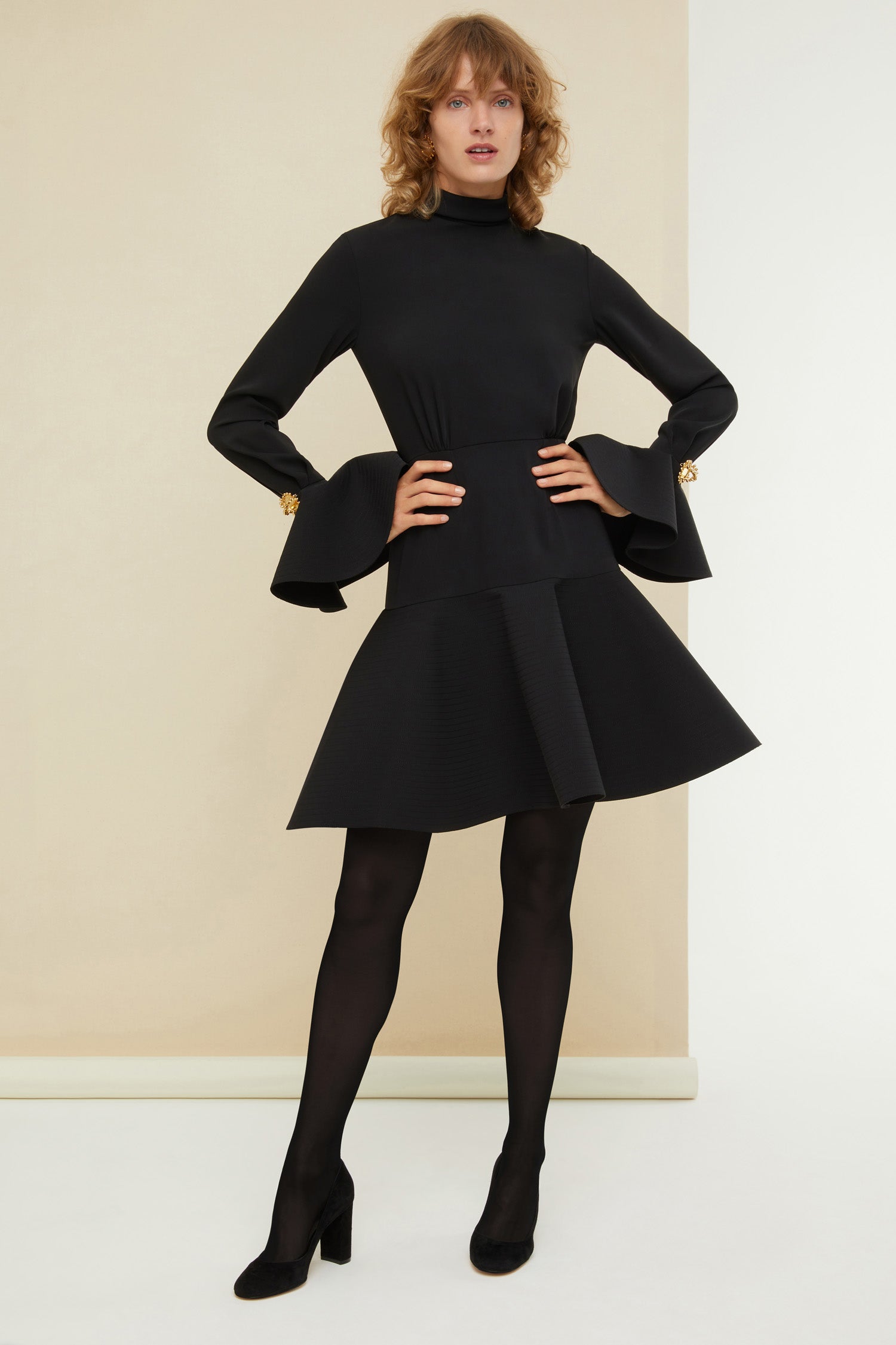 Patou - Hochgeschlossenes 3D-Minikleid aus recyceltem Cady - Black - Patou in 3D: dreimal so elegant. Schwarzes 3D-Minikleid aus recyceltem Cady. Hoher Kragen mit Reißverschluss hinten. Runde Ärmelabschlüsse mit Steppnahtdetails und gestepptem Saum für Extra-Volumen. Goldfarbene Knöpfe mit Gravur an den Ärmelabschlüssen. Charakteristisch geschwungene Naht hinten.