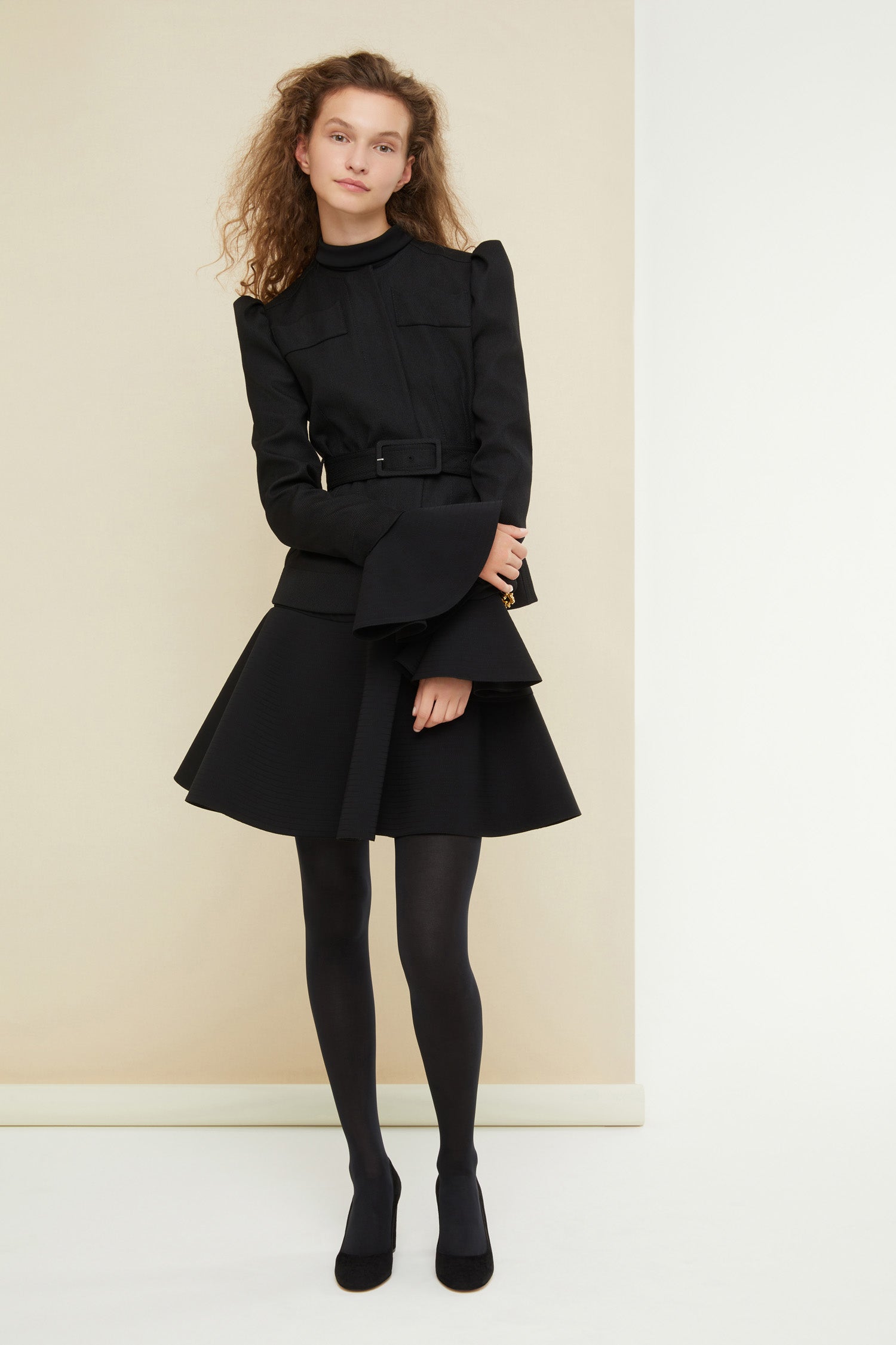 Patou - Hochgeschlossenes 3D-Minikleid aus recyceltem Cady - Black - Patou in 3D: dreimal so elegant. Schwarzes 3D-Minikleid aus recyceltem Cady. Hoher Kragen mit Reißverschluss hinten. Runde Ärmelabschlüsse mit Steppnahtdetails und gestepptem Saum für Extra-Volumen. Goldfarbene Knöpfe mit Gravur an den Ärmelabschlüssen. Charakteristisch geschwungene Naht hinten.