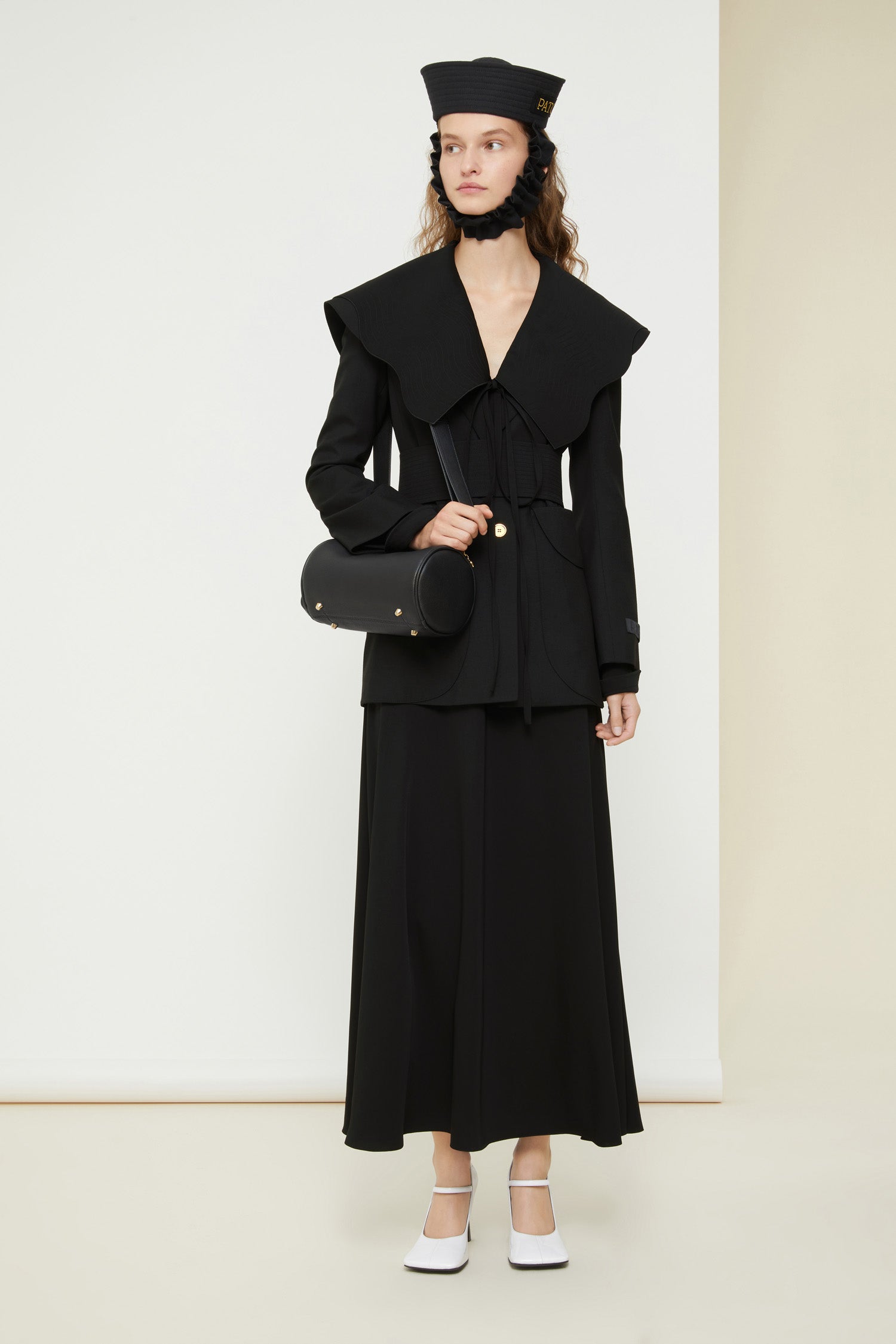Patou - Matrosenjacke aus umweltfreundlicher Wolle - Black - Recycelt und neu interpretiert, ein skurriler Blazer mit einem nautischen Twist. Schwarze Jacke aus umweltfreundlichem Wolltwill. Oversize-Kragen im Matrosenstil mit abgerundeten Rändern. Einreihiger Stil mit zwei goldfarbenen Knöpfen mit der Patou Logo-Gravur. Abnehmbarer, breiter Gürtel an der Taille mit abgesteppten Details und Knopfverschluss. Oversize-Pattentaschen. Gesticktes, schwarzes Patou Etikett auf dem linken Ärmel. Vollständig gefüttert.