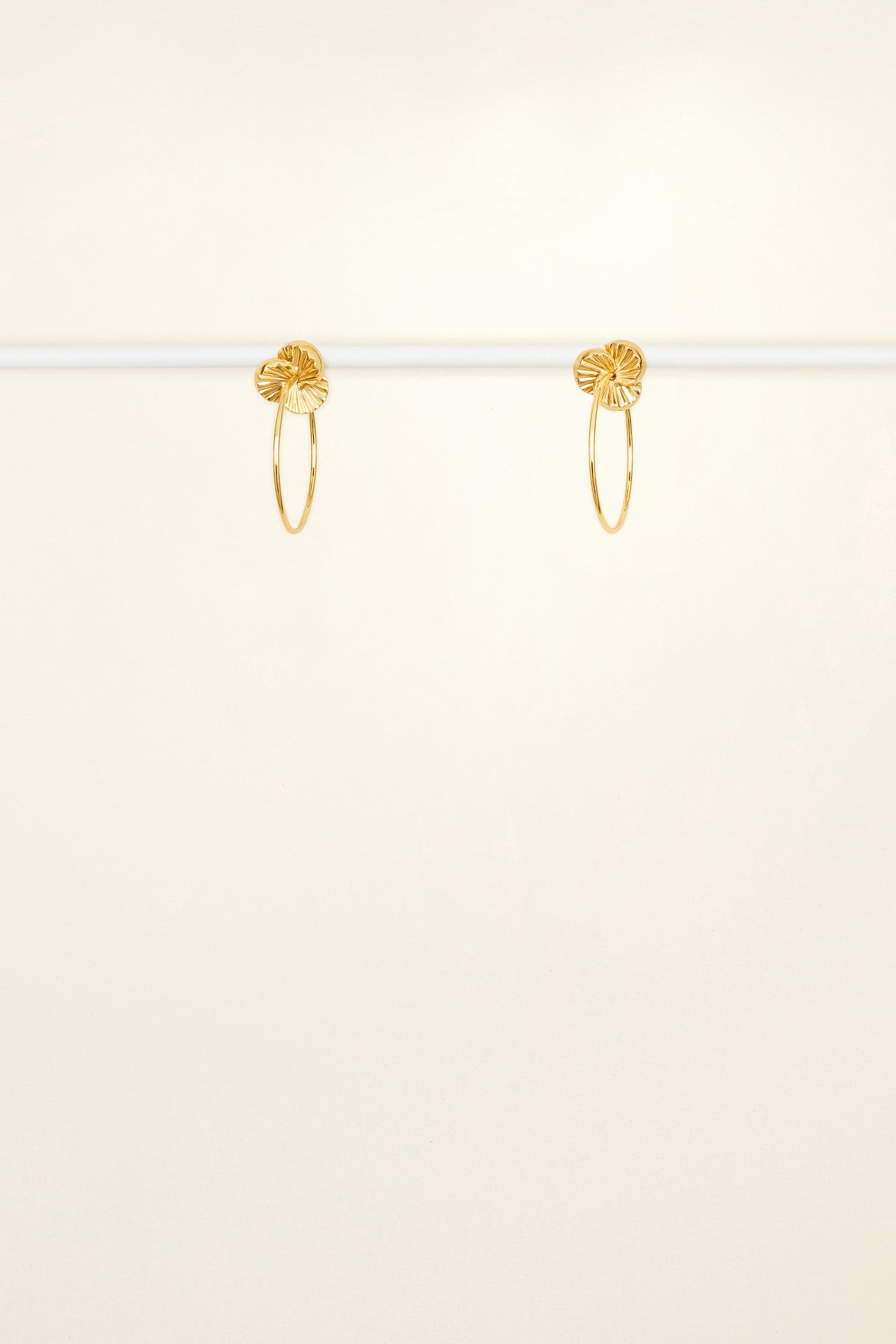 Patou - Orecchini a mandarino e cerchio in ottone - Gold - L’eleganza sfiziosa dei bijoux Patou. Orecchini in ottone placcato oro. Chiusura a vite. Forma ispirata a tre spicchi di mandarino con cerchio.