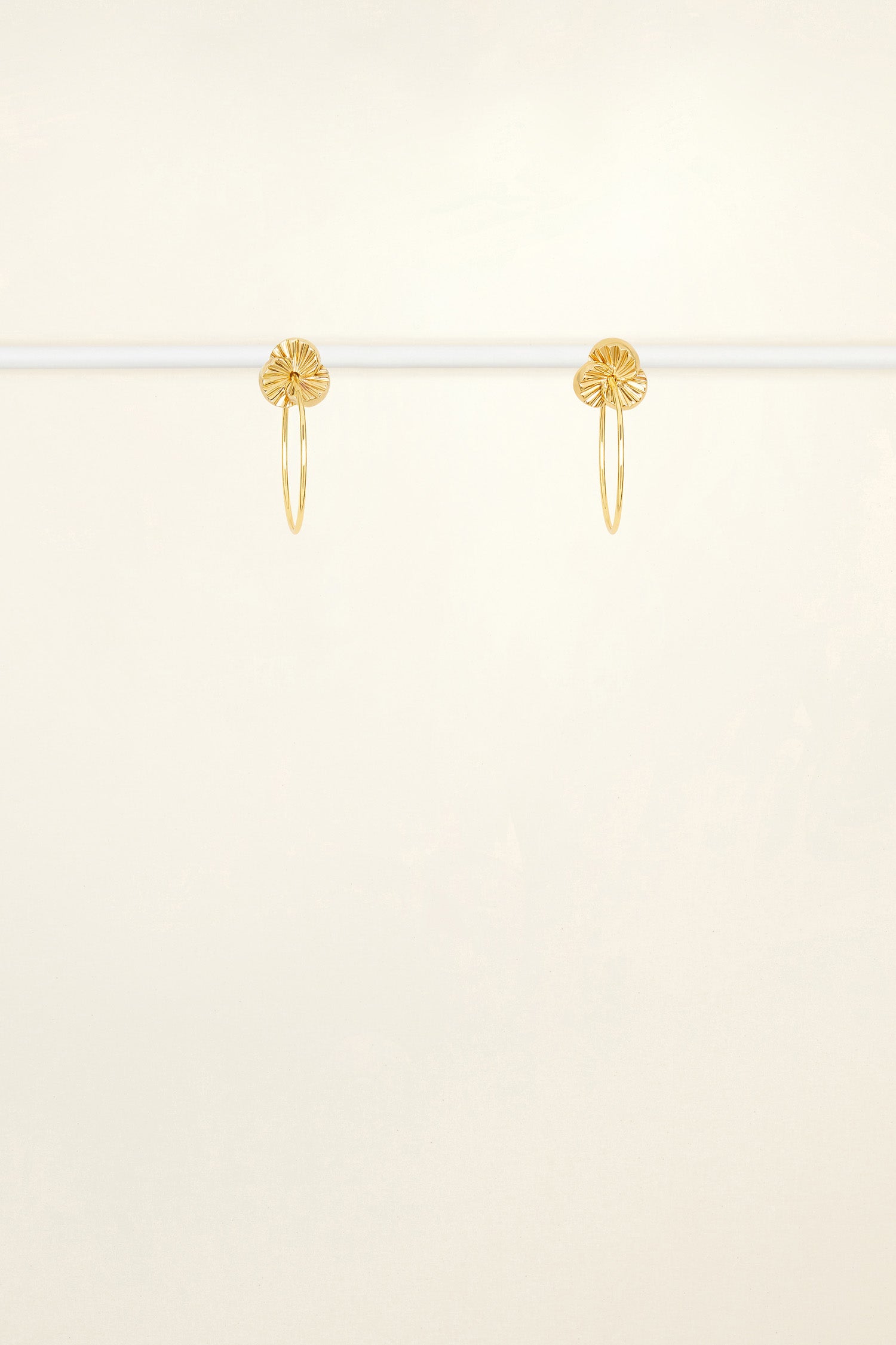 Patou - Orecchini a mandarino e cerchio in ottone - Gold - L’eleganza sfiziosa dei bijoux Patou. Orecchini in ottone placcato oro. Chiusura a vite. Forma ispirata a tre spicchi di mandarino con cerchio.